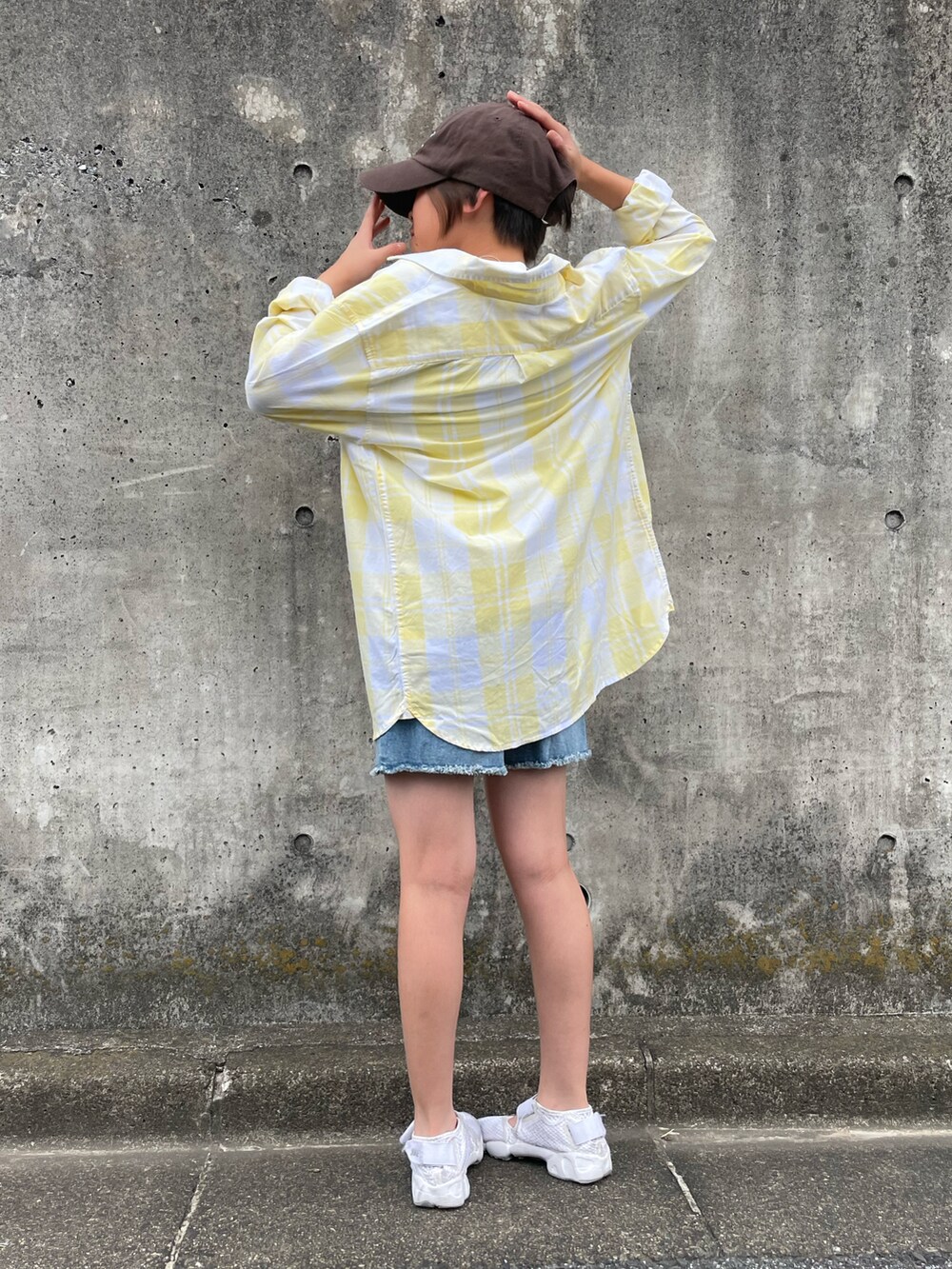 イエロー系のシャツ/ブラウス、ホワイト系のTシャツ/カットソー、ブルー系のデニムパンツを着用したキッズの夏コーディネートの2枚目の写真