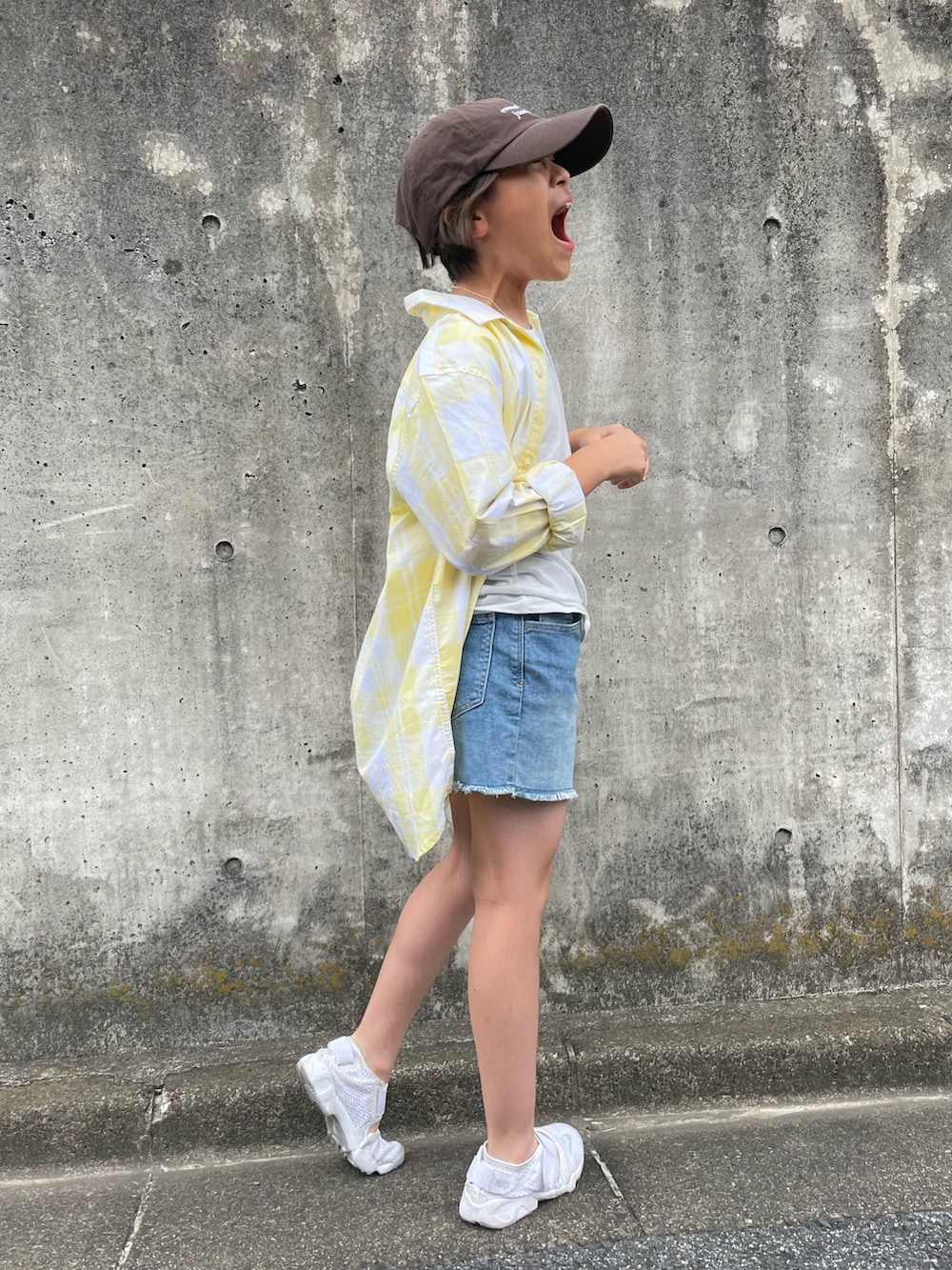 イエロー系のシャツ/ブラウス、ホワイト系のTシャツ/カットソー、ブルー系のデニムパンツを着用したキッズの夏コーディネートの3枚目の写真