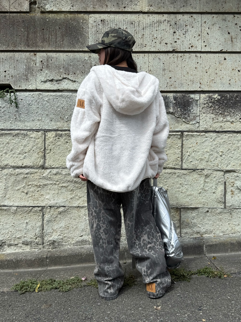 その他のデニムパンツ、ベージュ系のブーツ、ブラック系のTシャツ/カットソーを着用したレディースの秋コーディネートの3枚目の写真