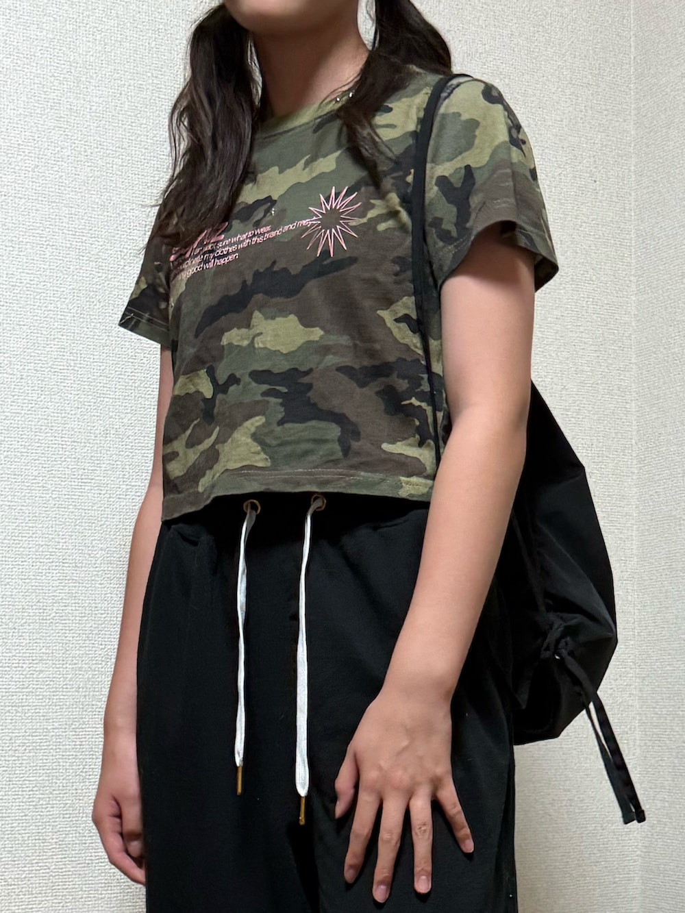 その他のTシャツ/カットソー、ブラック系のスウェットパンツ、ホワイト系のスニーカーを着用したレディースの秋コーディネートの4枚目の写真