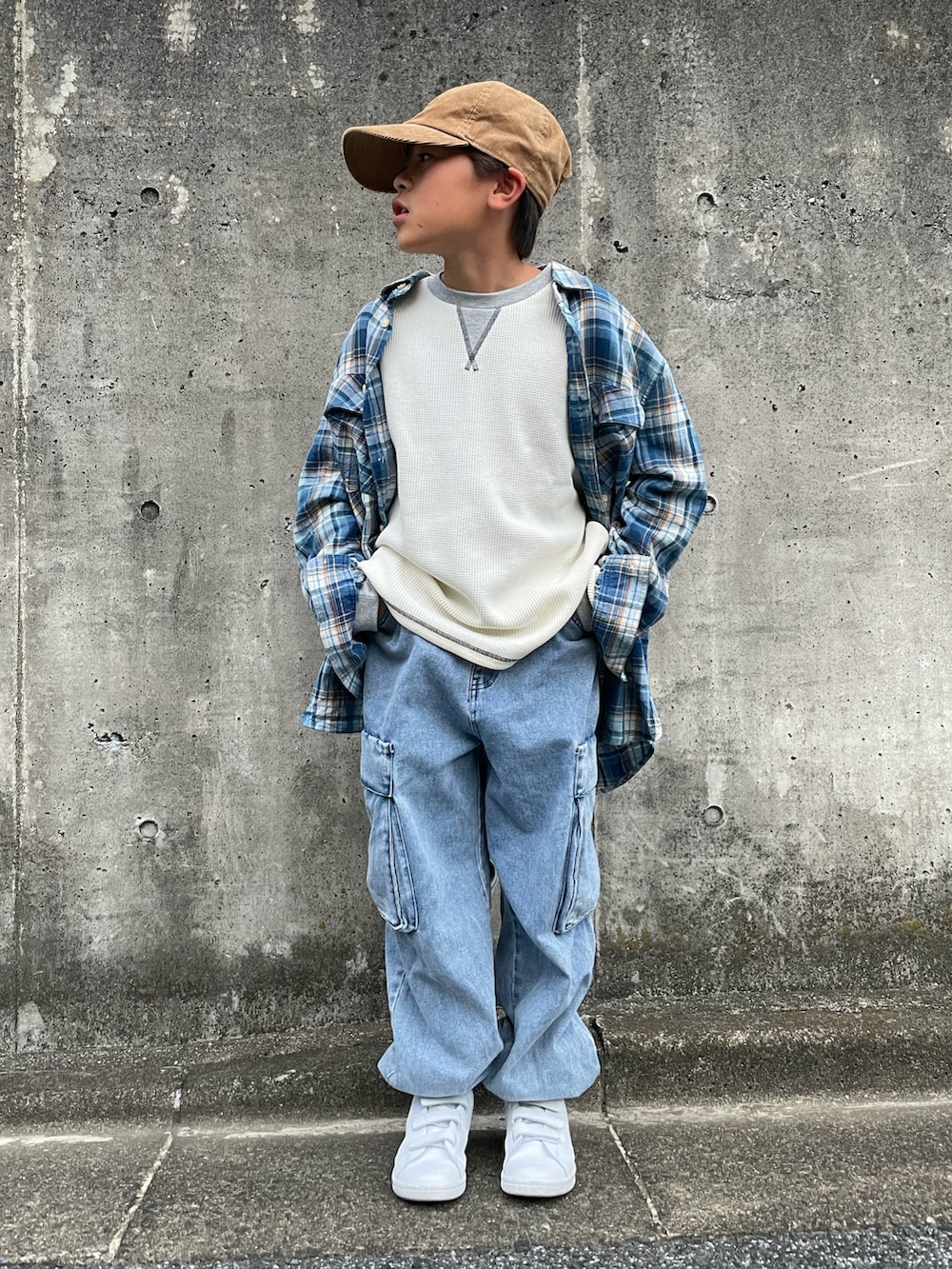 ブルー系のシャツ/ブラウス、ホワイト系のTシャツ/カットソー、ブルー系のデニムパンツを着用したキッズの秋コーディネートの2枚目の写真