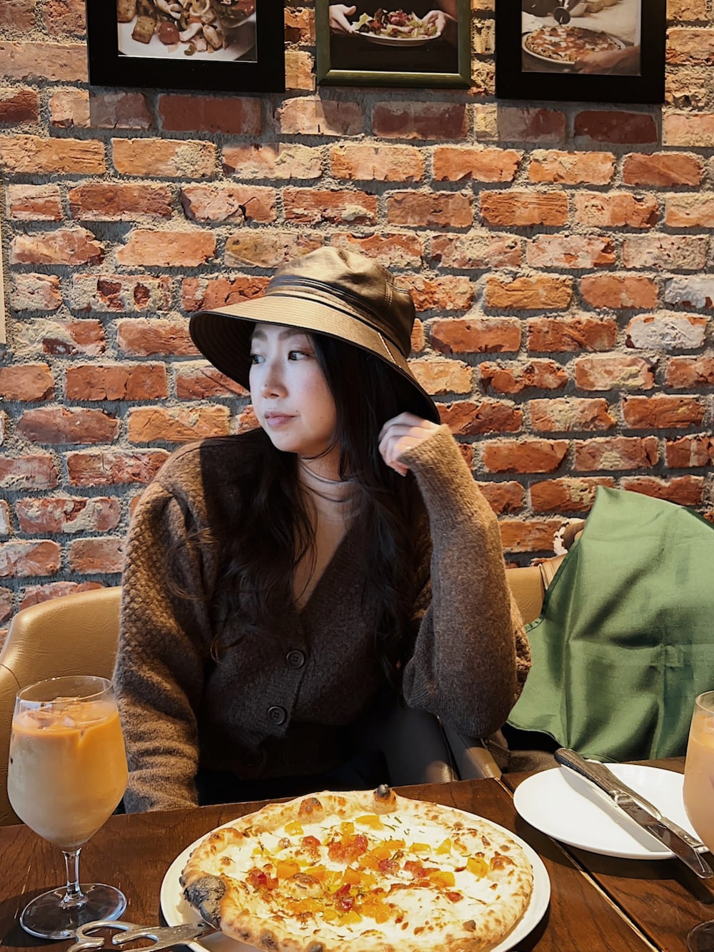 グリーン系のその他パンツ、ブラウン系のブーツ、ブラウン系のカーディガン/ボレロを着用したレディースの冬コーディネートの3枚目の写真