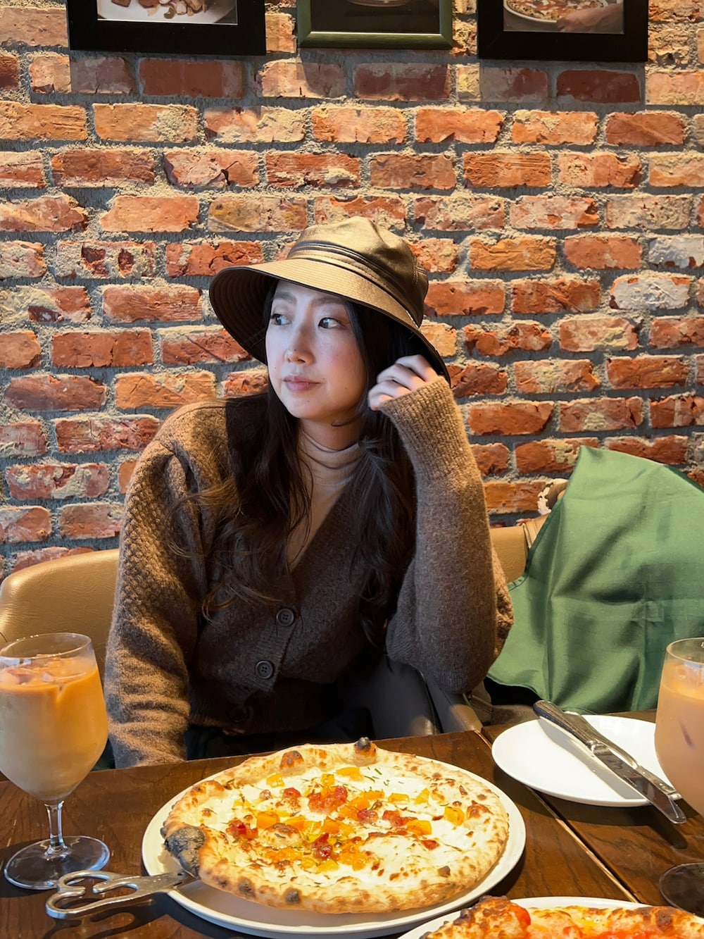 グリーン系のその他パンツ、ブラウン系のブーツ、ブラウン系のカーディガン/ボレロを着用したレディースの冬コーディネートの4枚目の写真