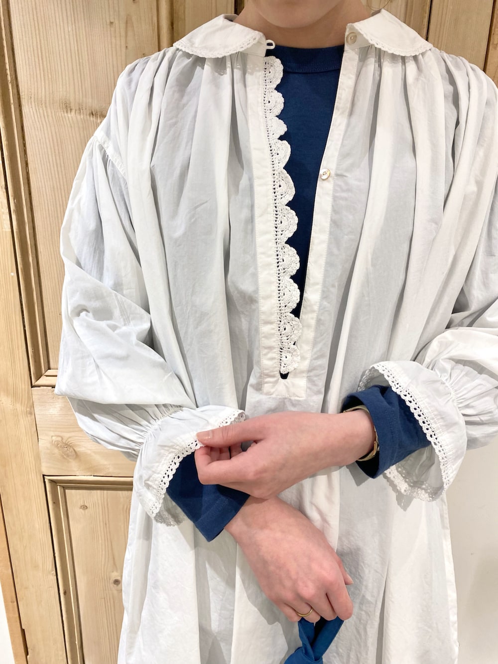 ホワイト系のチュニック、ブルー系のTシャツ/カットソー、ブラック系のその他パンツを着用したレディースの春コーディネートの3枚目の写真