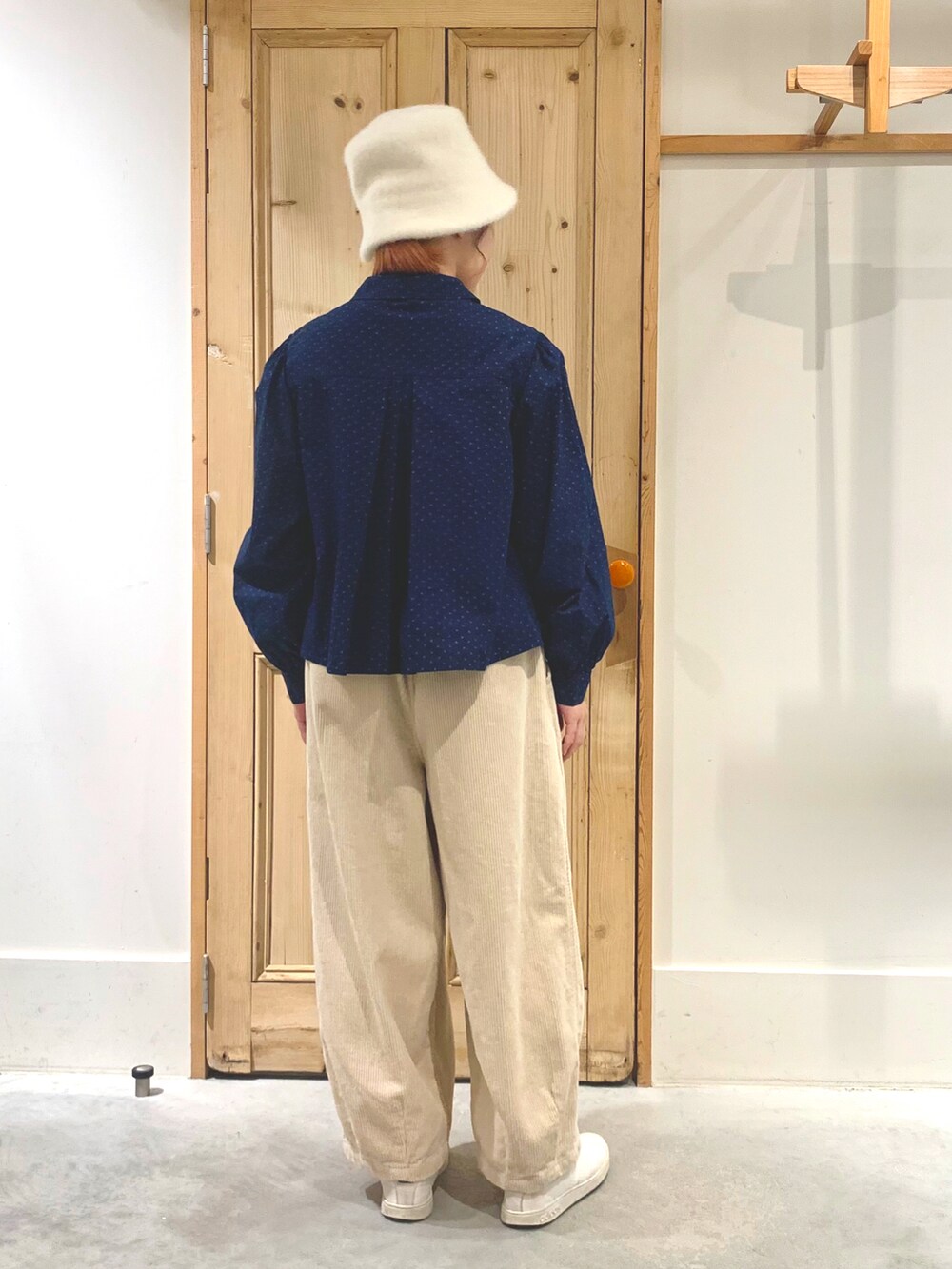 「パンツスタイル、ドットブラウス、ハット、秋冬コーデ、メンズライク、カジュアル、コーデュロイ」｜「chambre de charmeのcdc 8Wコーデュロイ タックパンツ（その他パンツ、ホワイト系）」を使った、Malle chambre de charmeさん（レディース・160cm）の秋コーディネートの2枚目の写真