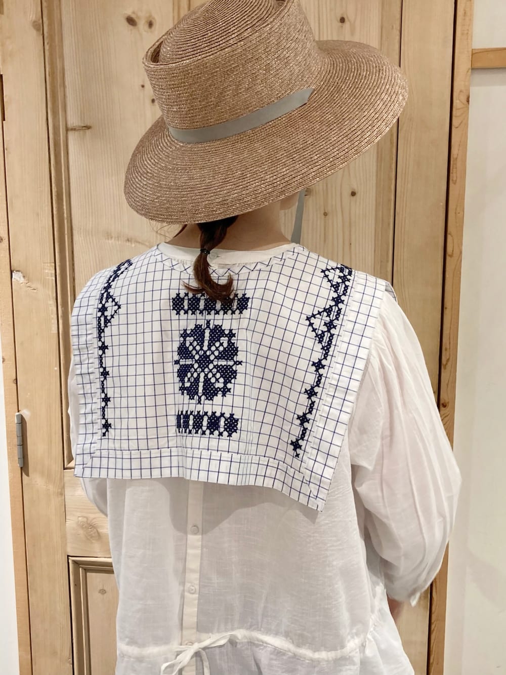「夏コーデ、春夏コーデ、淡色コーデ、リネン、麻、つけ襟、パープル、クロスステッチ、刺繍、むぎわら帽子」｜「Malleのmalle クロスステッチ刺繍　付け衿（付け襟、その他）」を使った、Malle chambre de charmeさん（レディース・162cm）の春コーディネートの4枚目の写真