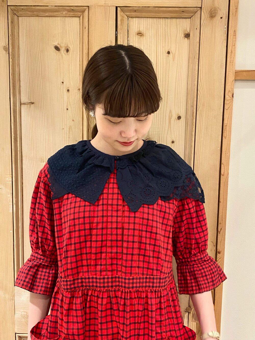 「夏、ワンピース、赤、赤チェック、チェック、付け衿、レース」｜「Malleのmalle コットン/サマーワークドレス（ワンピース、レッド系）」を使った、Malle chambre de charmeさん（レディース・167cm）の夏コーディネートの2枚目の写真
