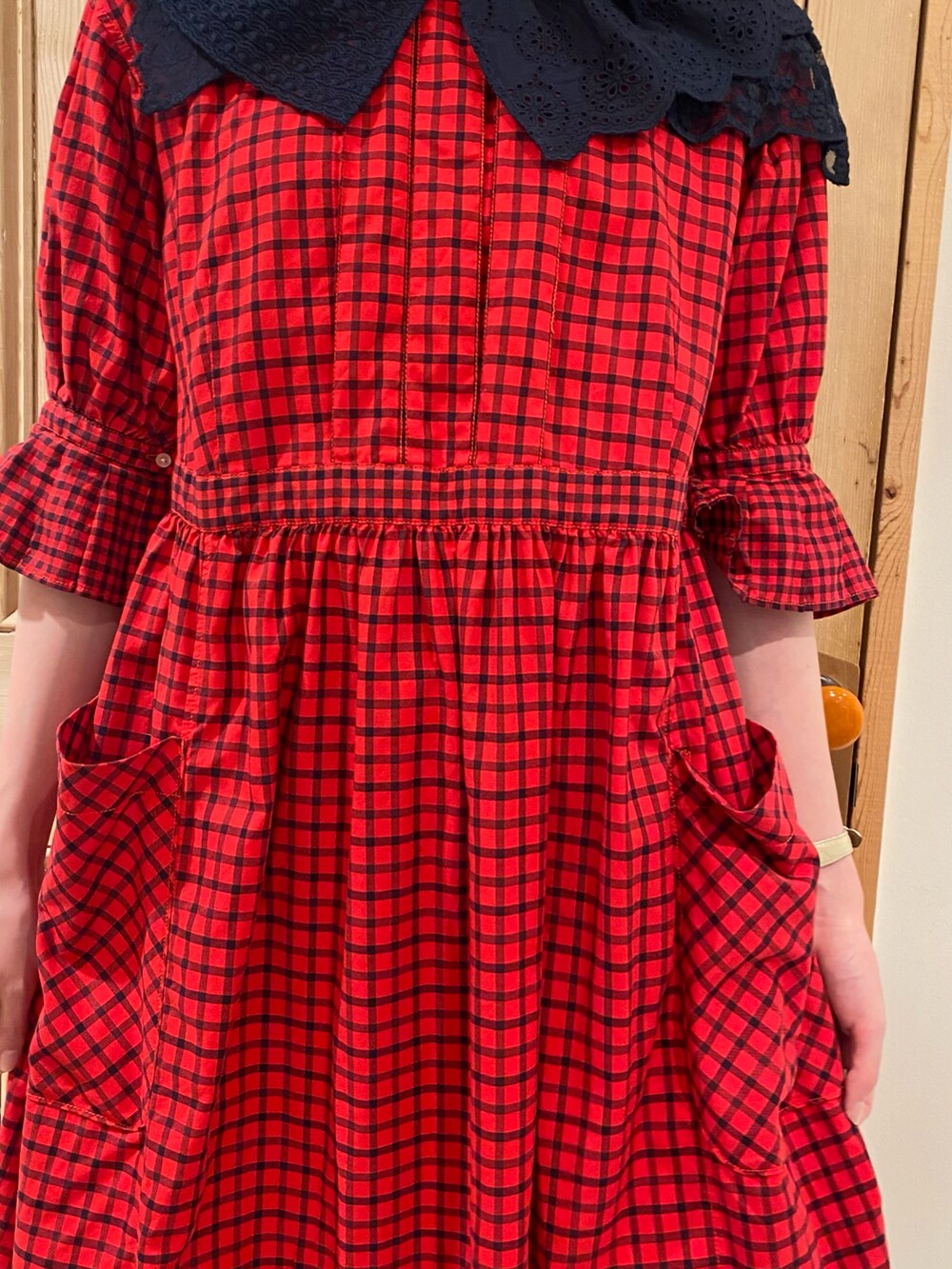 「夏、ワンピース、赤、赤チェック、チェック、付け衿、レース」｜「Malleのmalle コットン/サマーワークドレス（ワンピース、レッド系）」を使った、Malle chambre de charmeさん（レディース・167cm）の夏コーディネートの4枚目の写真