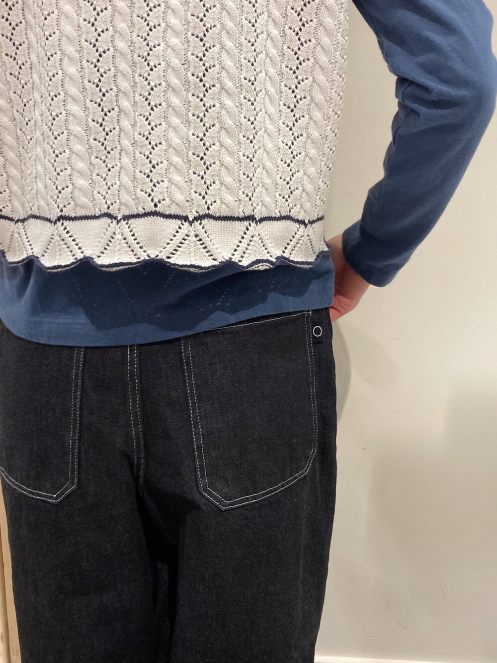 ブルー系のTシャツ/カットソー、ホワイト系のベスト、ブルー系のデニムパンツを着用したレディースの冬コーディネートの5枚目の写真