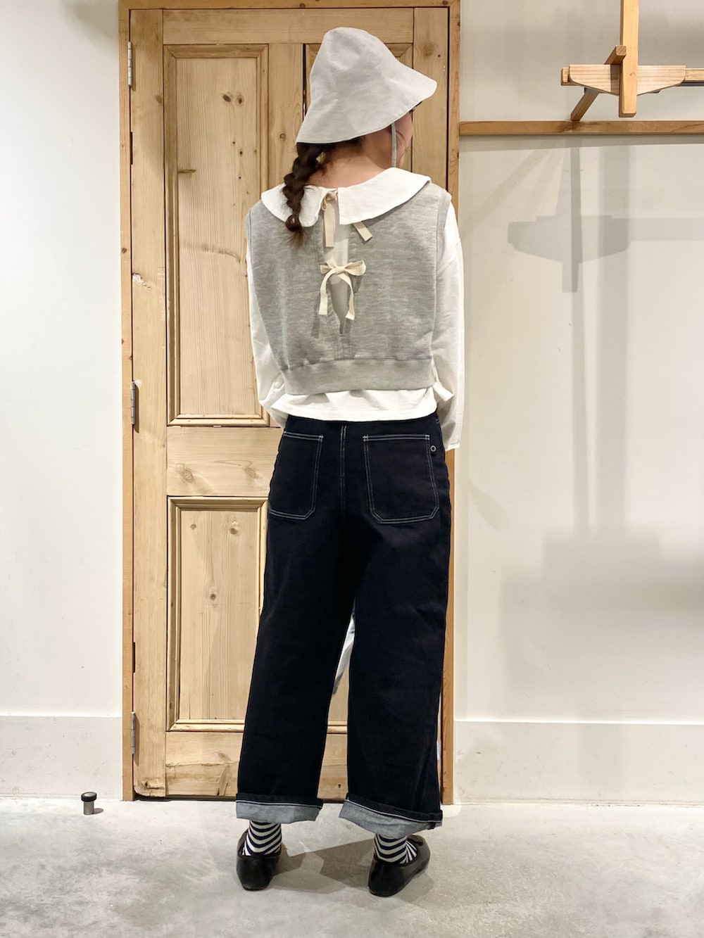 「春コーデ、きれいめカジュアル、デニム、カジュアル、デニムパンツ、カットソー、ベスト、スウェット、トートバッグ、帽子」｜「chambre de charmeのcdc ミジンコール　チューリップハット（ハット、グリーン系）」を使った、Malle chambre de charmeさん（レディース・167cm）の冬コーディネートの2枚目の写真