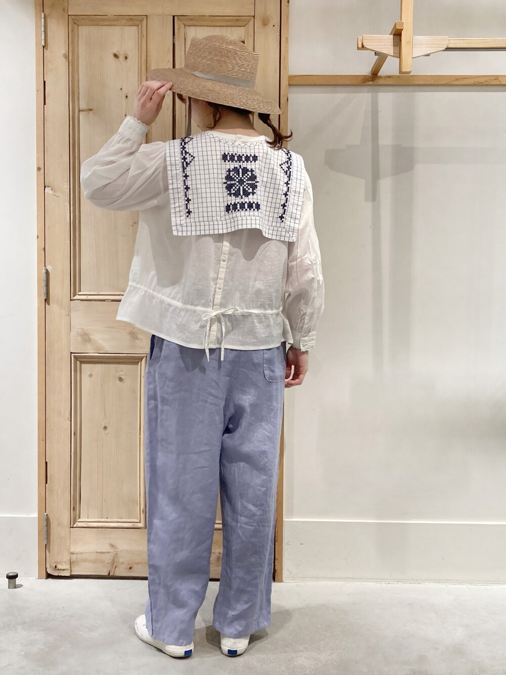 「夏コーデ、春夏コーデ、淡色コーデ、リネン、麻、つけ襟、パープル、クロスステッチ、刺繍、むぎわら帽子」｜「Malleのmalle クロスステッチ刺繍　付け衿（付け襟、その他）」を使った、Malle chambre de charmeさん（レディース・162cm）の春コーディネートの3枚目の写真