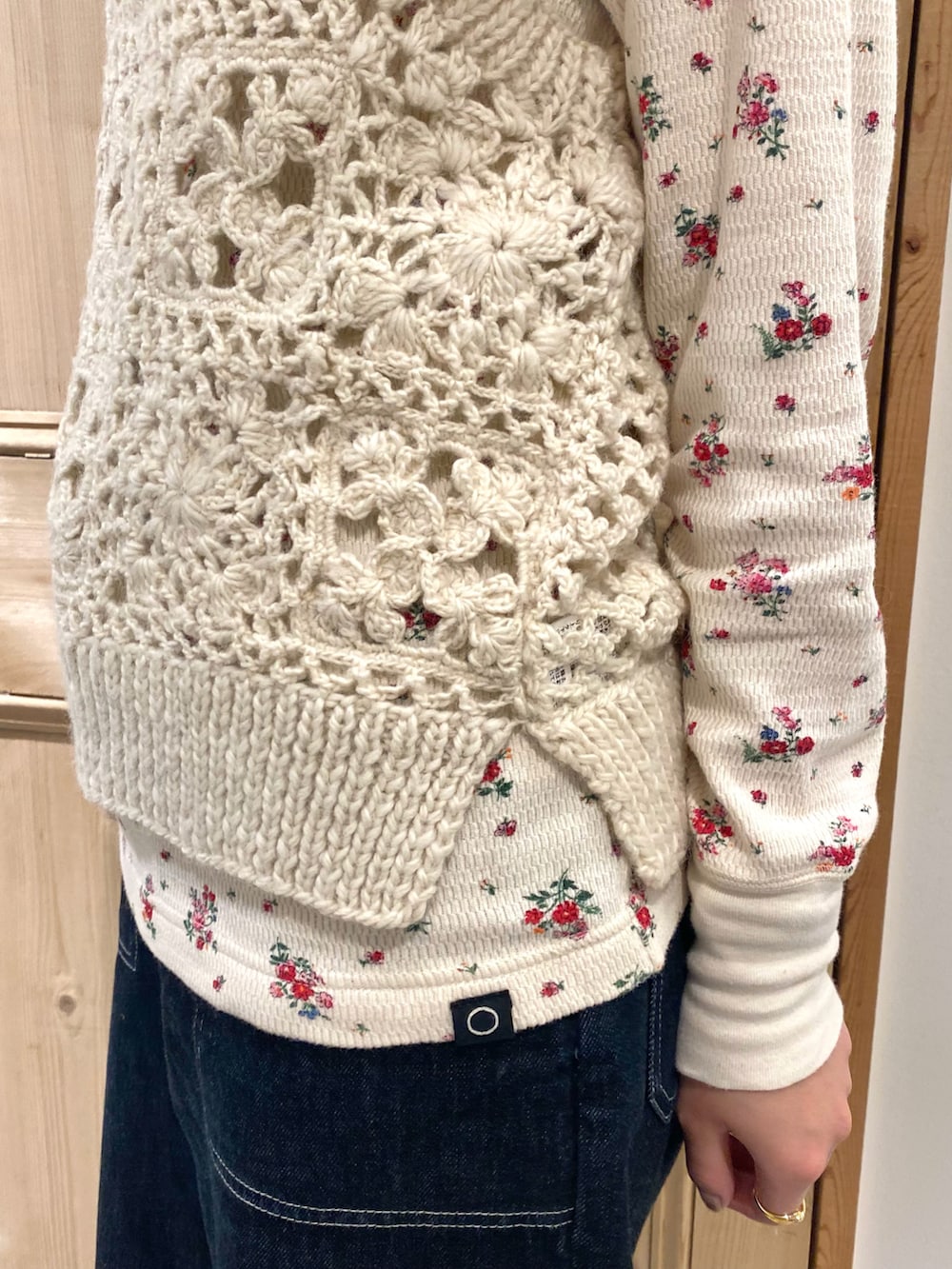 ピンク系のTシャツ/カットソー、ホワイト系のベスト、ブルー系のデニムパンツを着用したレディースの秋コーディネートの3枚目の写真