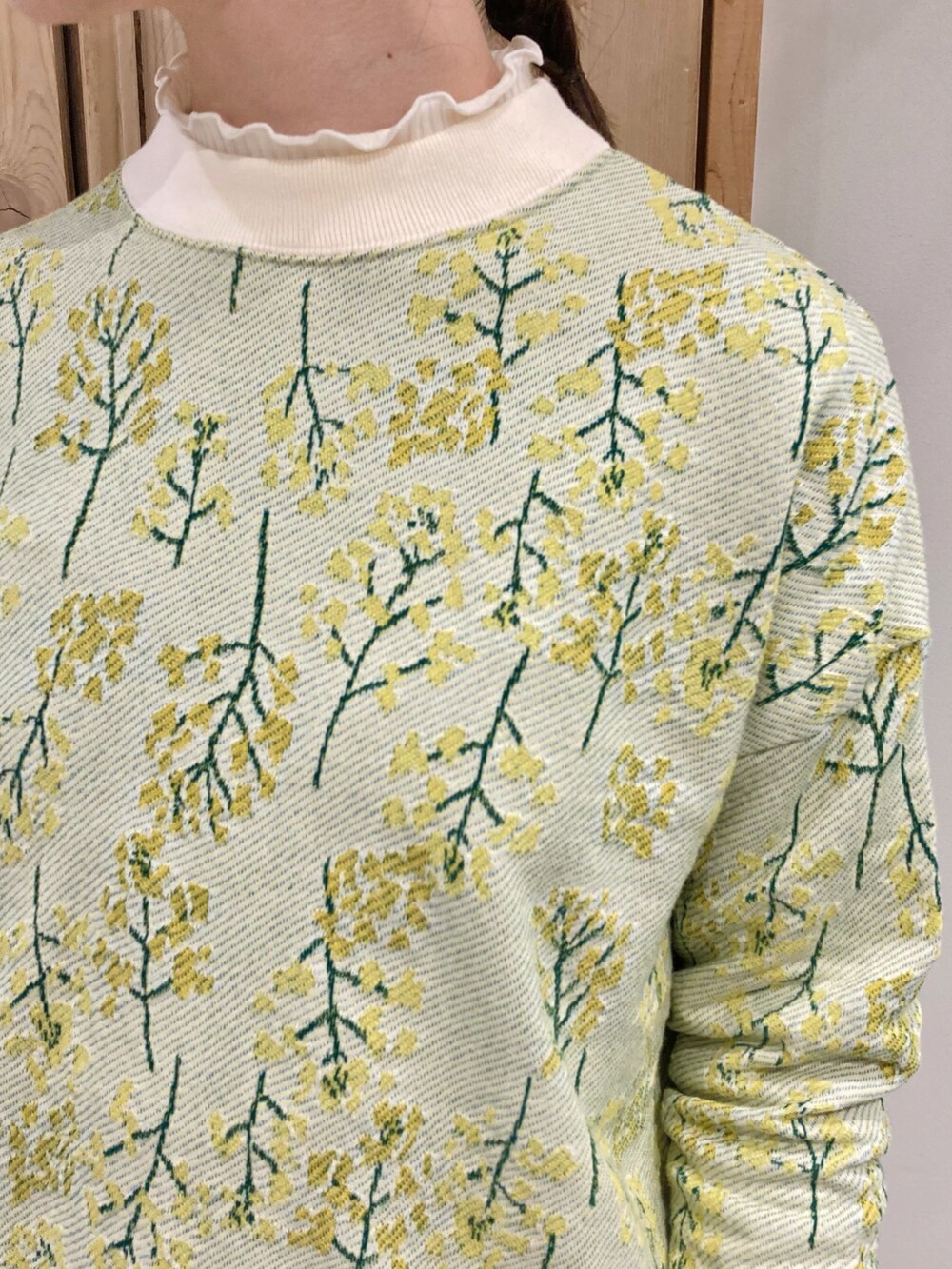 「カジュアルコーデ、春コーデ、淡色コーデ、花柄、ジャカード、菜の花、ラップスカート、スカート、巾着バッグ」｜「chambre de charmeのcdc 菜の花畑ジャカード　プルオーバー（Tシャツ/カットソー、ホワイト系）」を使った、Malle chambre de charmeさん（レディース・162cm）の冬コーディネートの2枚目の写真