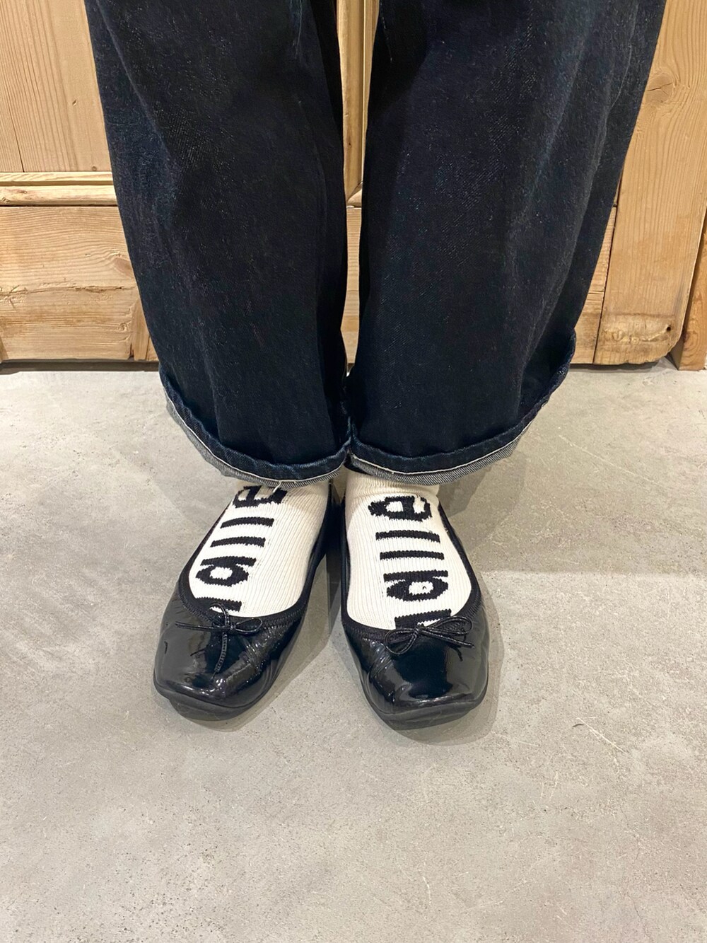 ピンク系のTシャツ/カットソー、ホワイト系のベスト、ブルー系のデニムパンツを着用したレディースの秋コーディネートの5枚目の写真