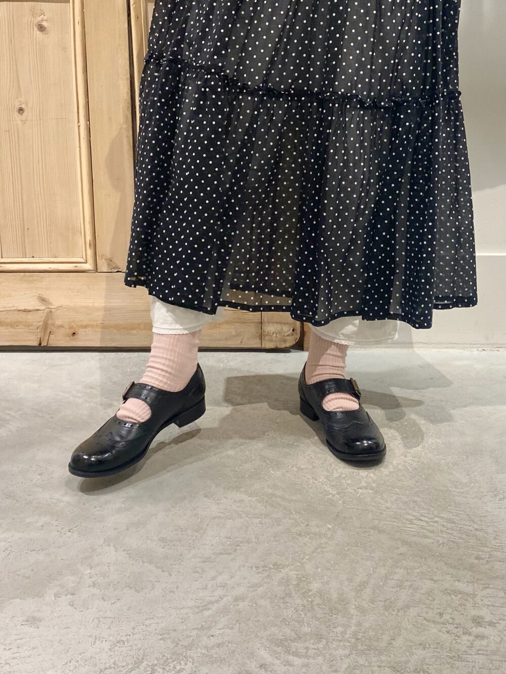 ブラック系のニット/セーター、ブラック系のスカート、ホワイト系のその他パンツを着用したレディースの冬コーディネートの3枚目の写真