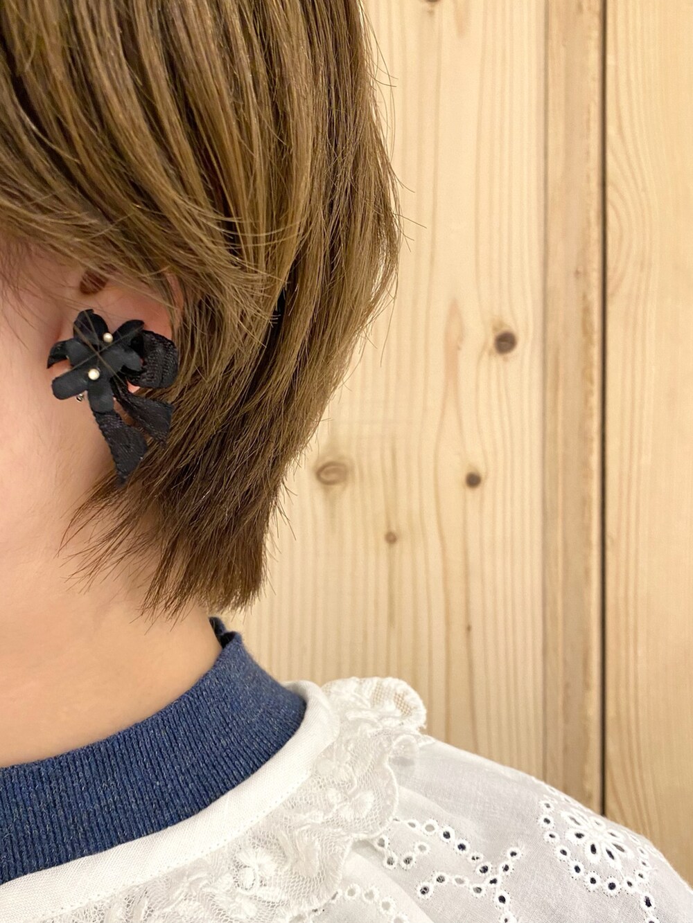 ブルー系のニット/セーター、ホワイト系のその他パンツ、ホワイト系の付け襟を着用したレディースの夏コーディネートの5枚目の写真