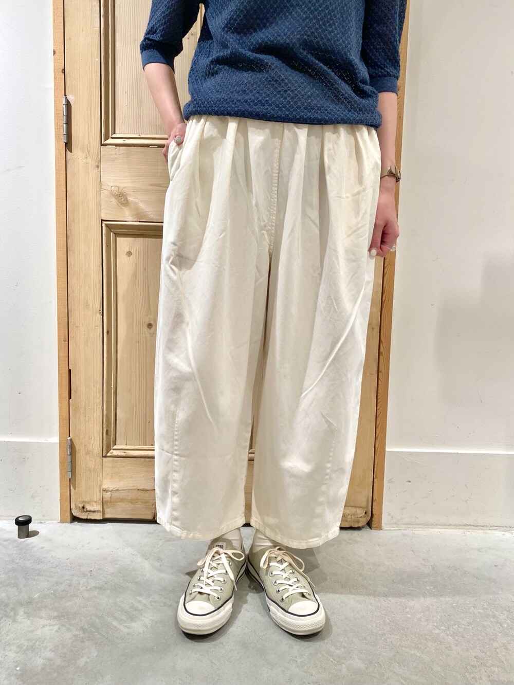 ブルー系のニット/セーター、ホワイト系のその他パンツ、ホワイト系の付け襟を着用したレディースの夏コーディネートの3枚目の写真