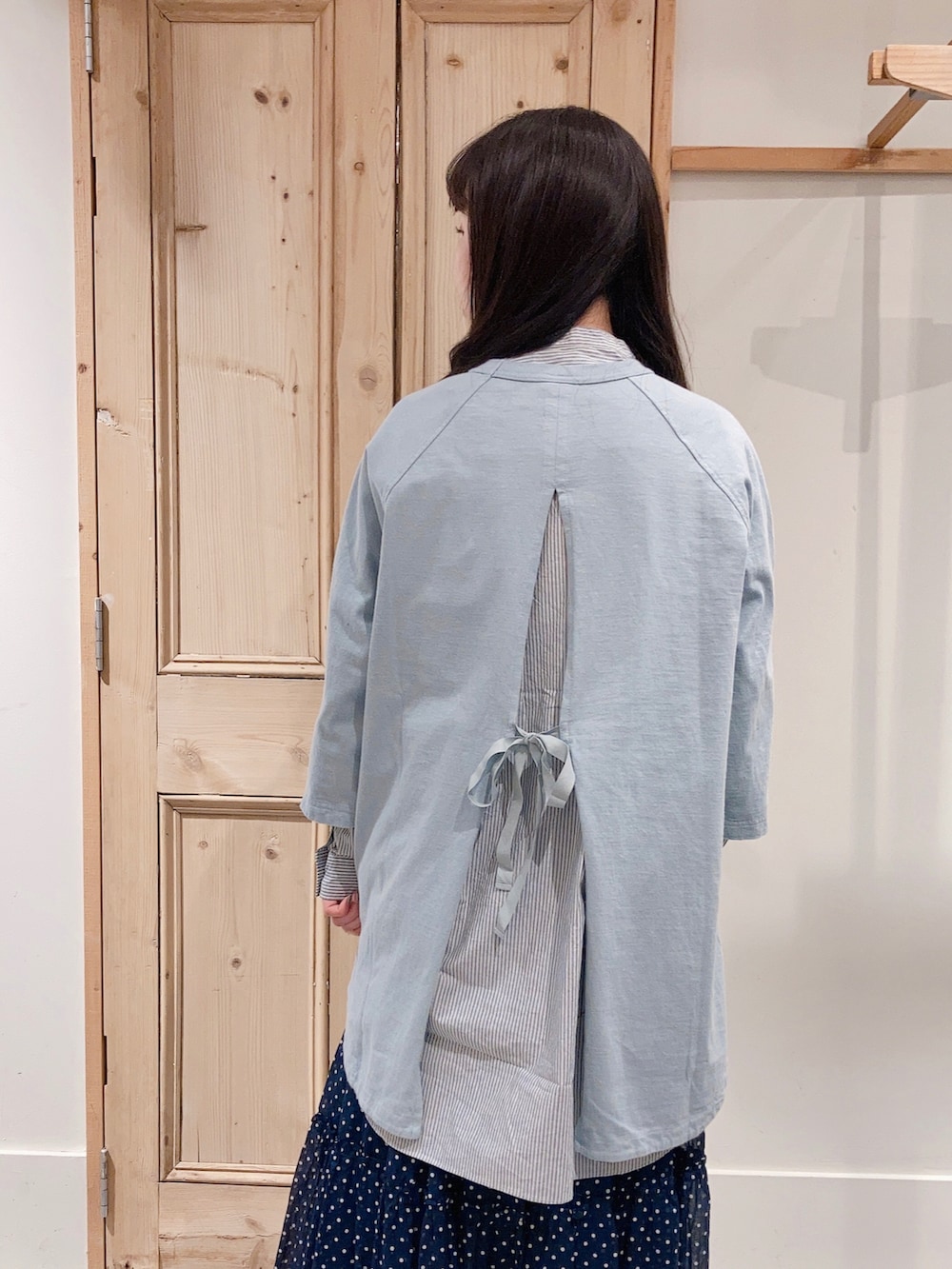 ブルー系のTシャツ/カットソー、グリーン系のシャツ/ブラウス、ブルー系のスカートを着用したレディースの冬コーディネートの4枚目の写真