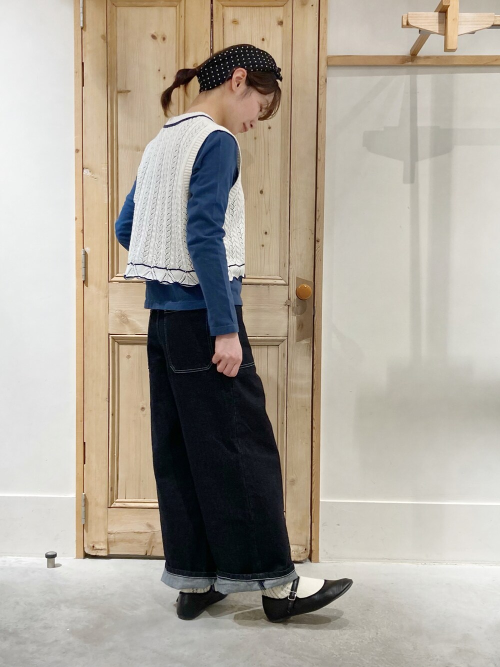 ブルー系のTシャツ/カットソー、ホワイト系のベスト、ブルー系のデニムパンツを着用したレディースの冬コーディネートの2枚目の写真