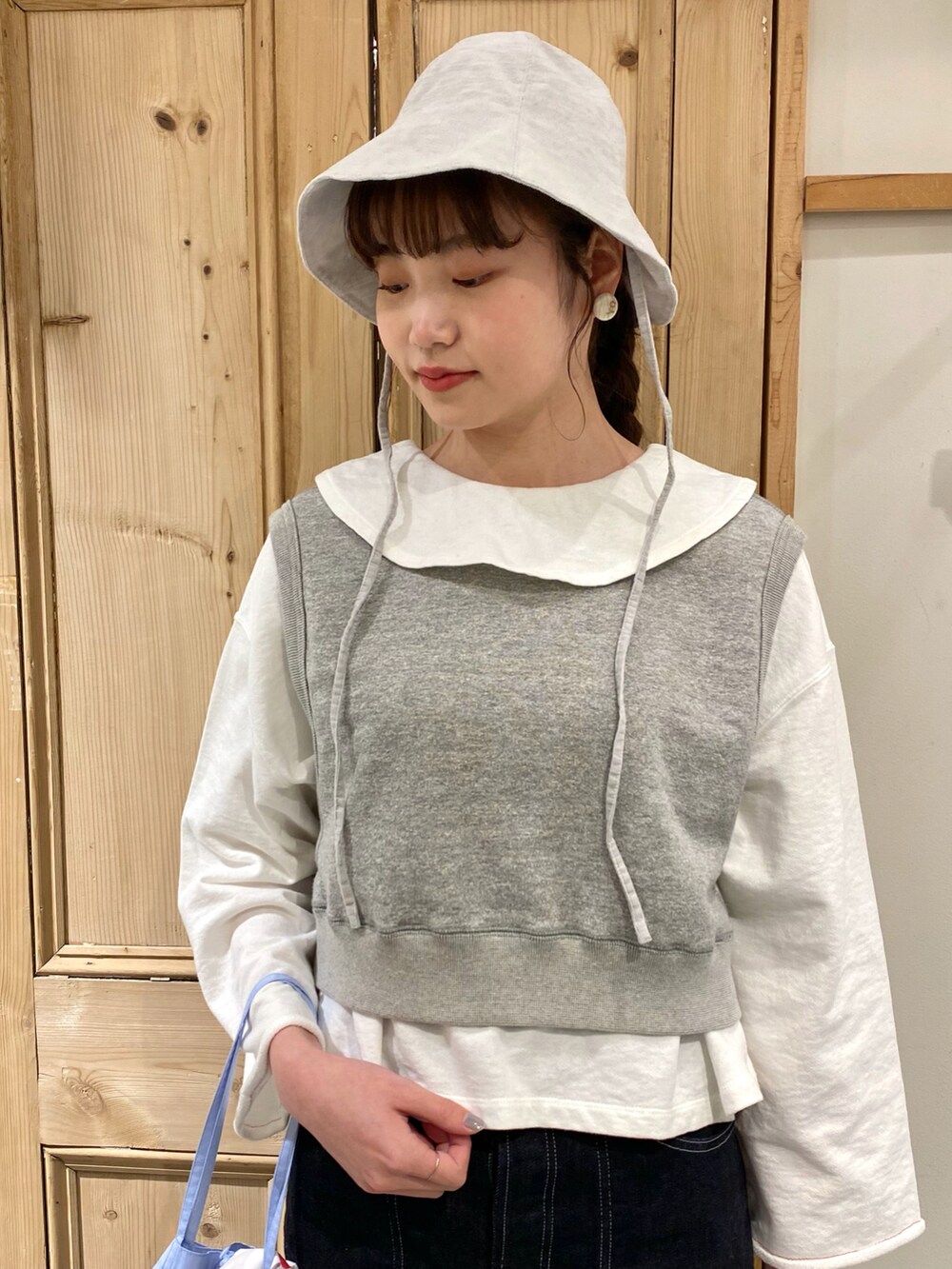 「春コーデ、きれいめカジュアル、デニム、カジュアル、デニムパンツ、カットソー、ベスト、スウェット、トートバッグ、帽子」｜「chambre de charmeのcdc ミジンコール　チューリップハット（ハット、グリーン系）」を使った、Malle chambre de charmeさん（レディース・167cm）の冬コーディネートの3枚目の写真