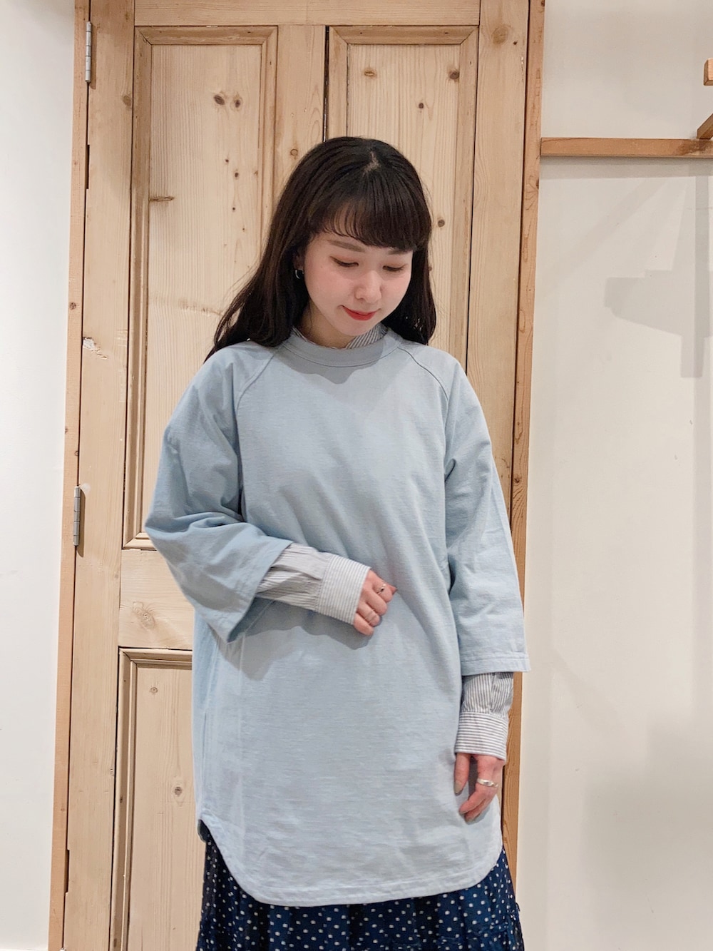 ブルー系のTシャツ/カットソー、グリーン系のシャツ/ブラウス、ブルー系のスカートを着用したレディースの冬コーディネートの3枚目の写真