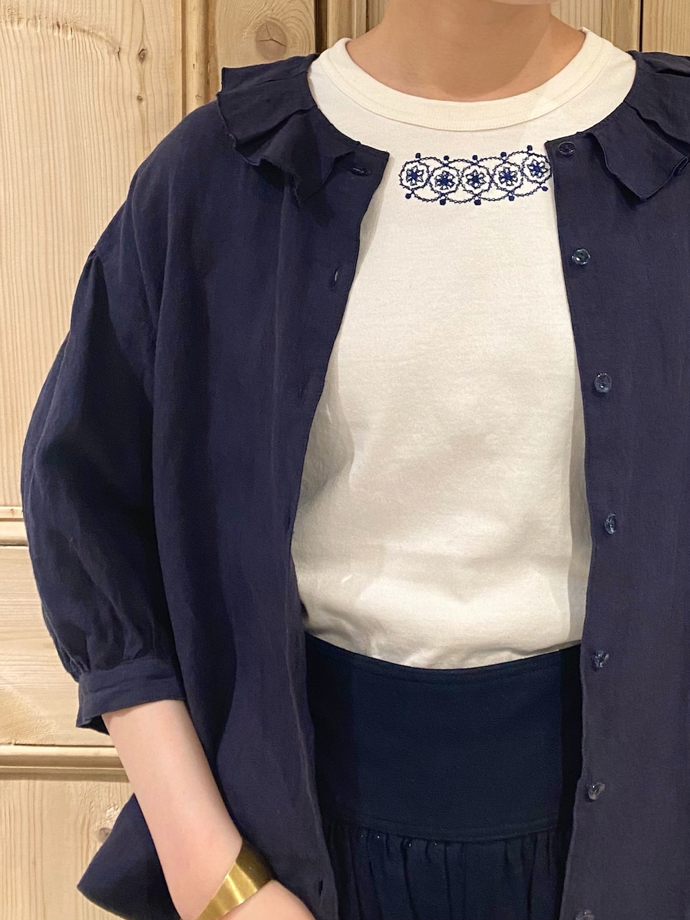 「秋のコーデ、リラックススタイル、ブラウス、バルーンパンツ、リネン、リネンシャツ、麦わら帽子、Tシャツ」｜「Malleのmalle 40/2 コーマ天竺　花刺繍 Tシャツ（Tシャツ/カットソー、ベージュ系）」を使った、Malle chambre de charmeさん（レディース・160cm）の夏コーディネートの2枚目の写真