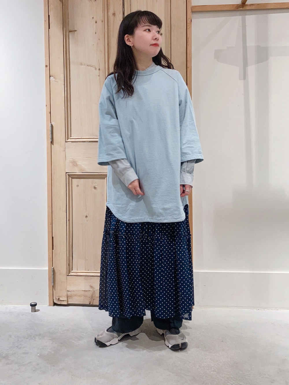 ブルー系のTシャツ/カットソー、グリーン系のシャツ/ブラウス、ブルー系のスカートを着用したレディースの冬コーディネートの2枚目の写真