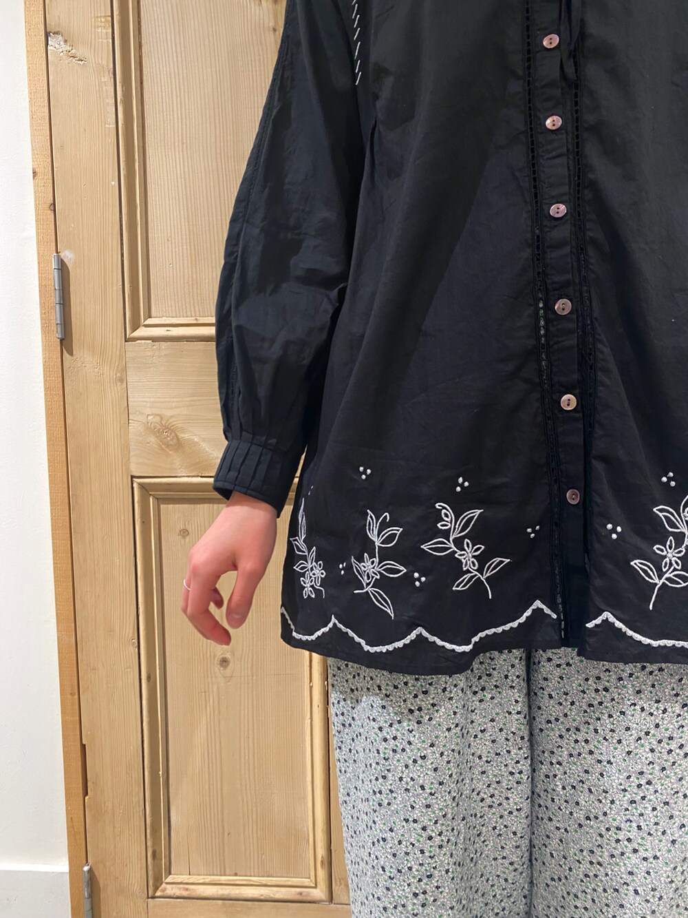 「ゆるコーデ、刺繍、ブラウス、つけ襟、花柄」｜「chambre de charmeのcdc レモンの花刺繍 ブラウス（シャツ/ブラウス、ブラック系）」を使った、Malle chambre de charmeさん（レディース・160cm）の春コーディネートの3枚目の写真