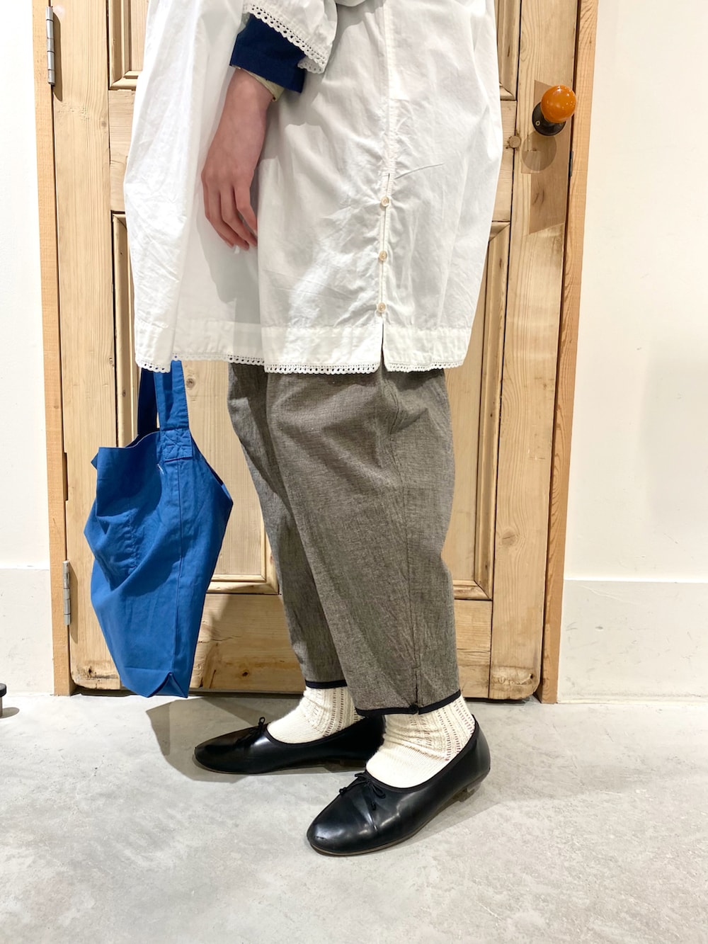 ホワイト系のチュニック、ブルー系のTシャツ/カットソー、ブラック系のその他パンツを着用したレディースの春コーディネートの4枚目の写真