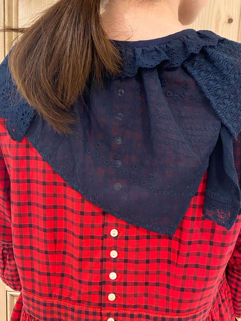 「夏、ワンピース、赤、赤チェック、チェック、付け衿、レース」｜「Malleのmalle コットン/サマーワークドレス（ワンピース、レッド系）」を使った、Malle chambre de charmeさん（レディース・167cm）の夏コーディネートの3枚目の写真