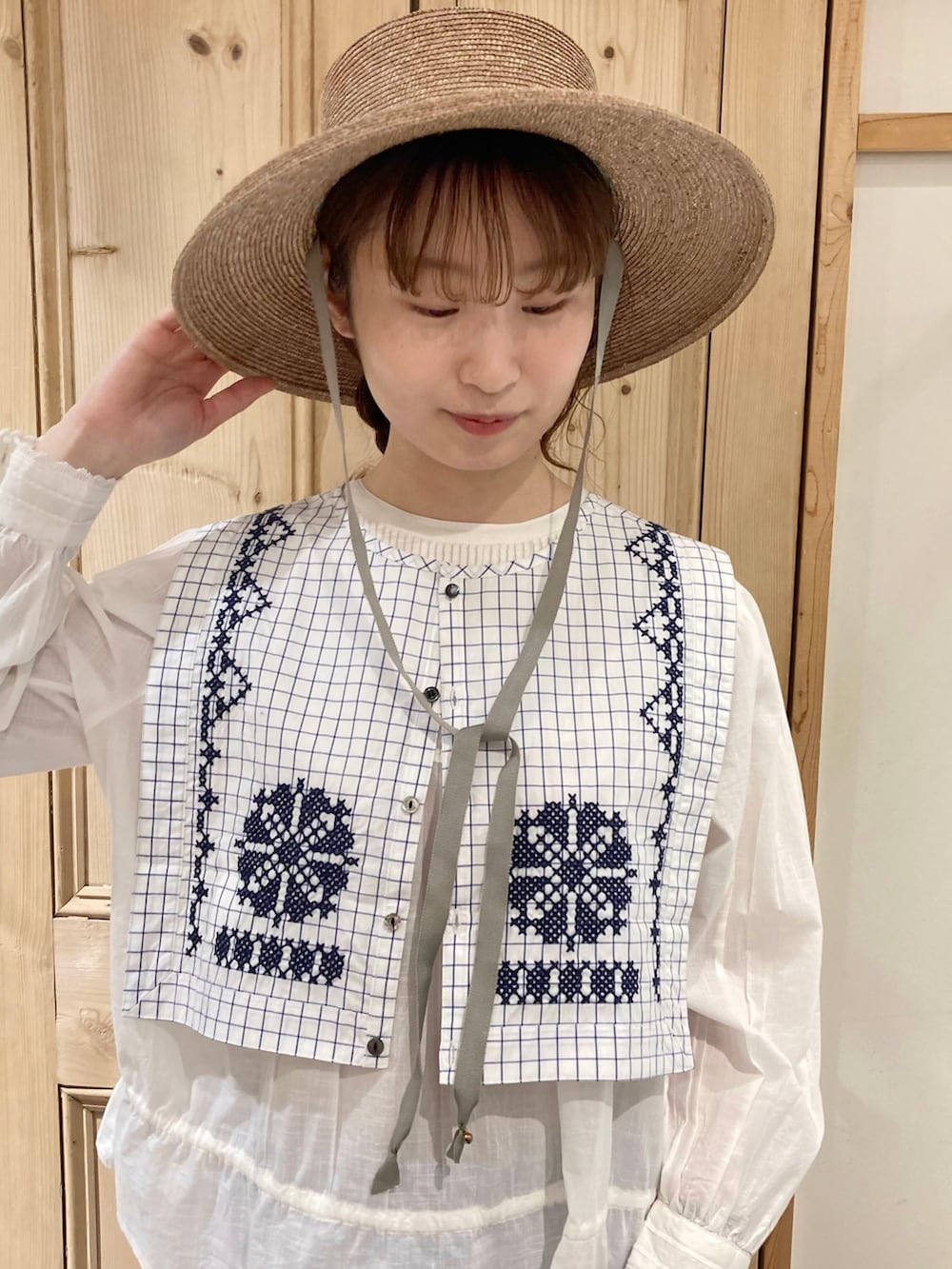 「夏コーデ、春夏コーデ、淡色コーデ、リネン、麻、つけ襟、パープル、クロスステッチ、刺繍、むぎわら帽子」｜「Malleのmalle クロスステッチ刺繍　付け衿（付け襟、その他）」を使った、Malle chambre de charmeさん（レディース・162cm）の春コーディネートの2枚目の写真