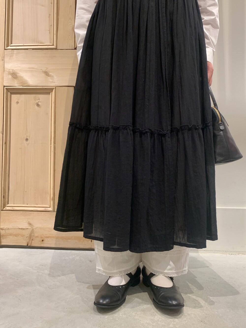 「キレイめコーデ、オトナカワイイ、malle chambre de charme、aimer le mieux、ローファー、ワンピース、ブラウス、秋コーデ」｜「Malleの△malle レザー ワンストラップシューズ（その他シューズ、ブラック系）」を使った、Malle chambre de charmeさん（レディース・160cm）の秋コーディネートの3枚目の写真