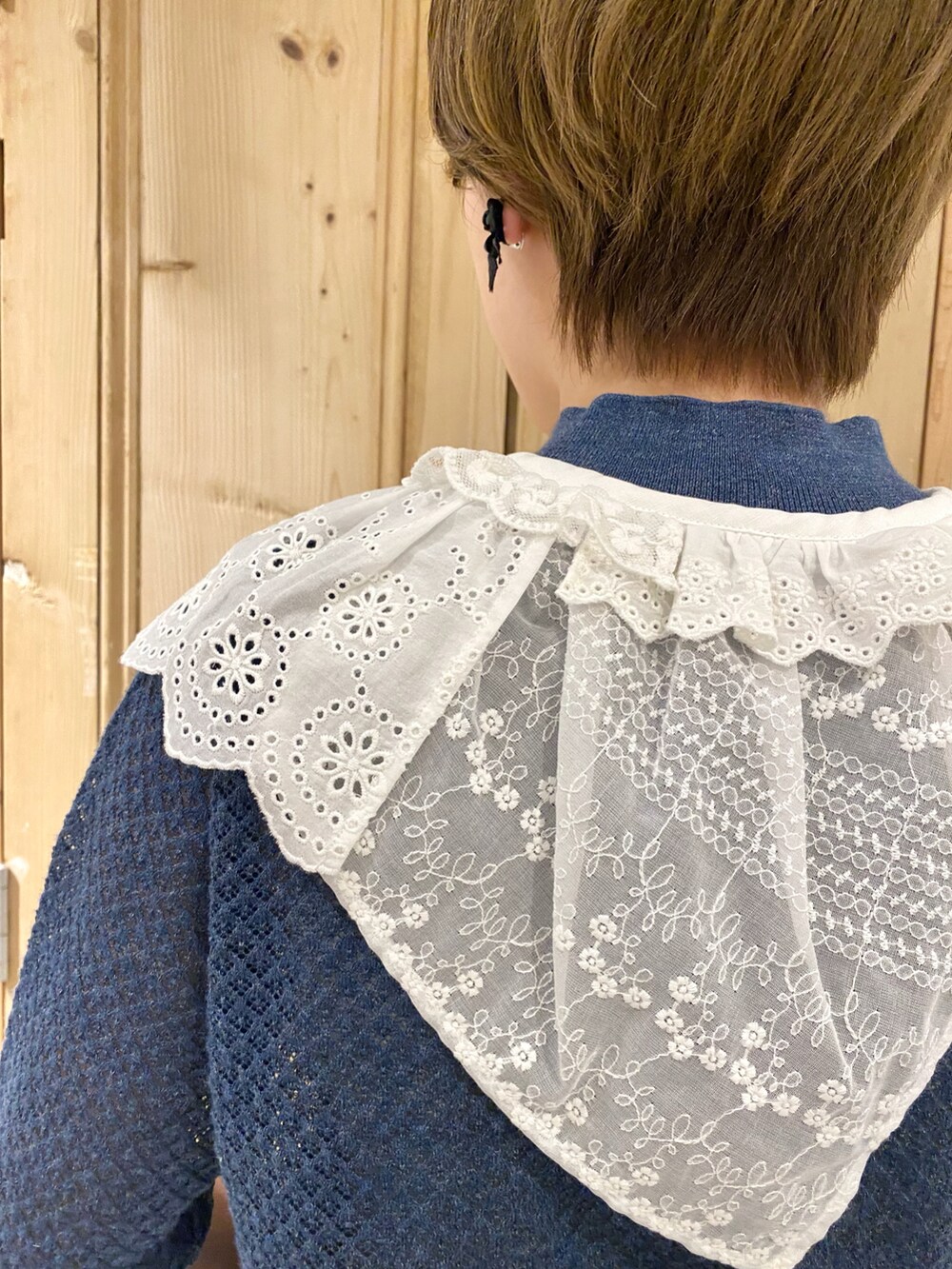 ブルー系のニット/セーター、ホワイト系のその他パンツ、ホワイト系の付け襟を着用したレディースの夏コーディネートの4枚目の写真