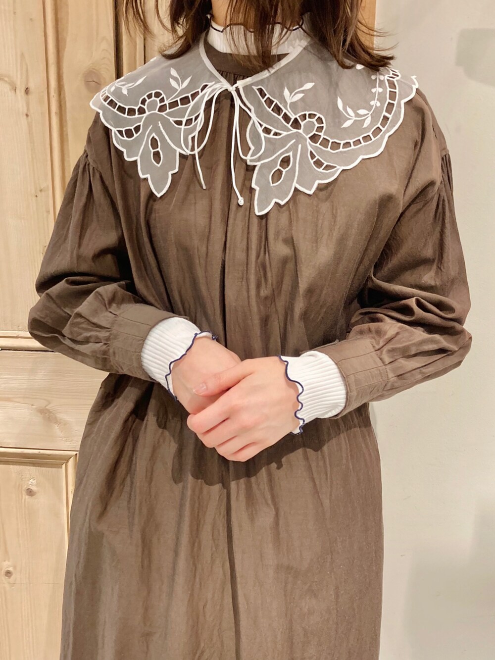 ブラウン系のワンピース、ホワイト系のTシャツ/カットソー、ブラック系のシューズを着用したレディースの冬コーディネートの2枚目の写真