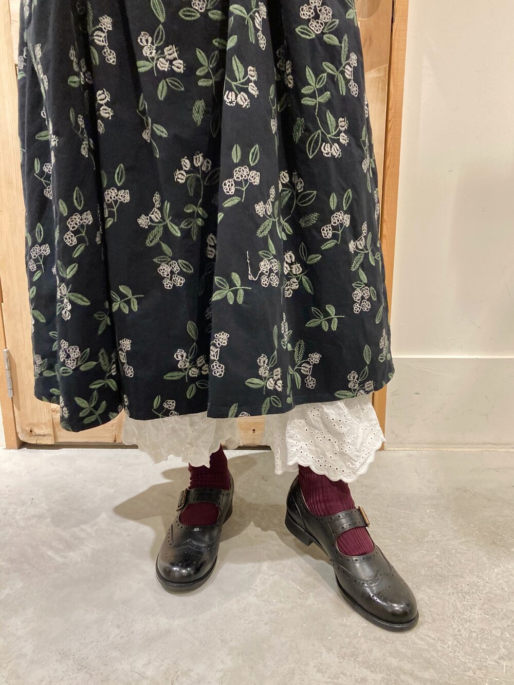 「春、ロングワンピース、レイヤードスタイル、ガーリー、刺繍、ワンピース、つけ襟、ニット、スプリングニット、２ＷＡＹ」｜「chambre de charmeのcdc　ヒメイチゴノキ刺繍 重ねワンピース（ジャンパースカート、ブラック系）」を使った、Malle chambre de charmeさん（レディース・162cm）の冬コーディネートの3枚目の写真