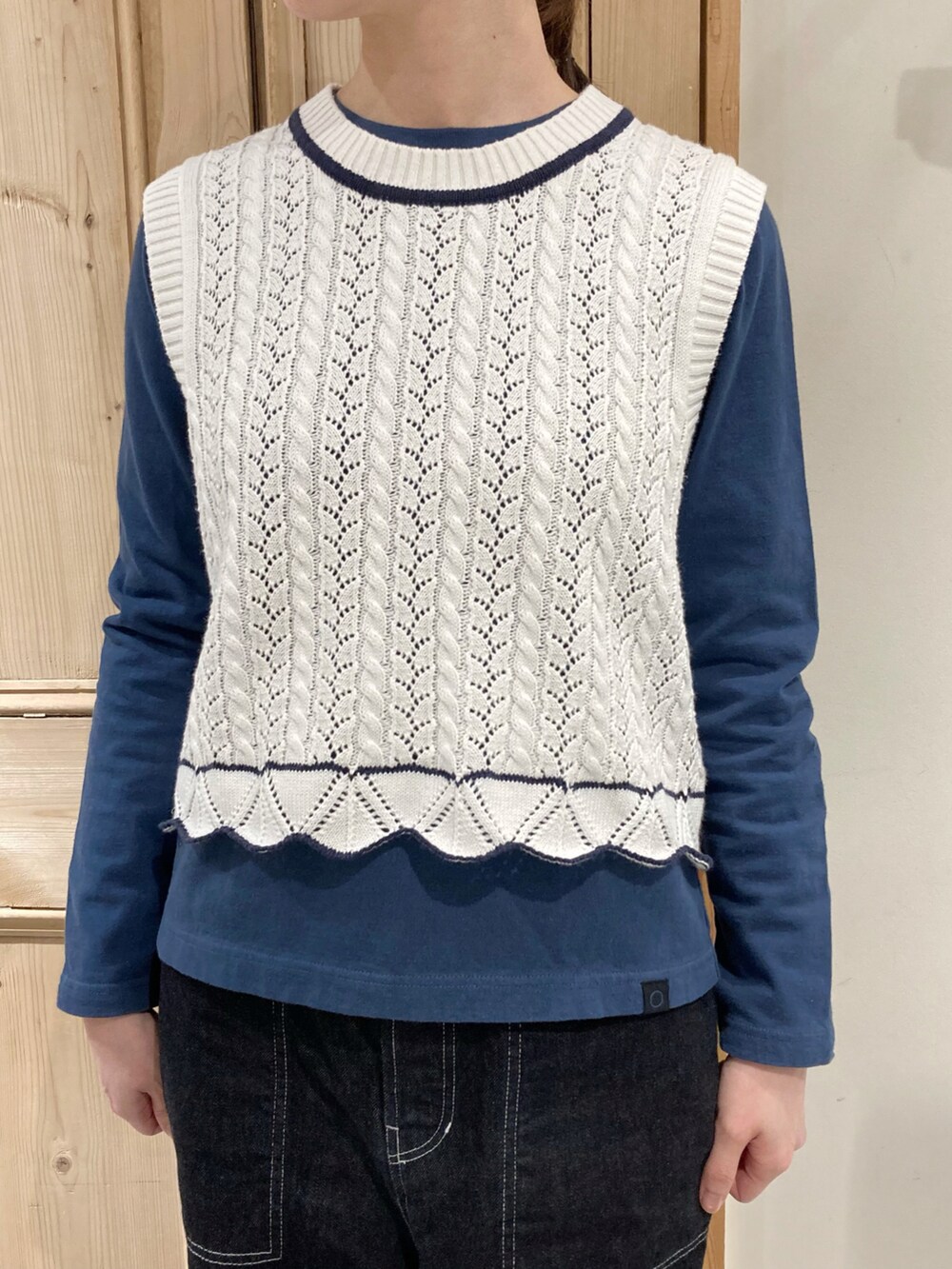 ブルー系のTシャツ/カットソー、ホワイト系のベスト、ブルー系のデニムパンツを着用したレディースの冬コーディネートの4枚目の写真