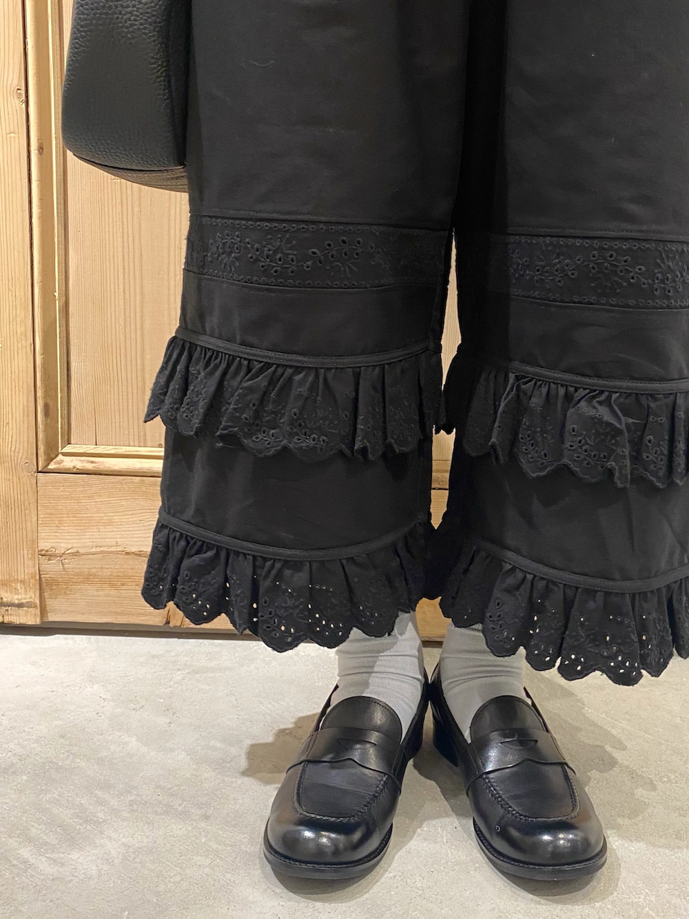 「花柄、サロペット、ローファー、オトナカジュアル、シンプルスタイル」｜「Malleのアイテム（ローファー、ブラック系）」を使った、Malle chambre de charmeさん（レディース・160cm）の秋コーディネートの3枚目の写真