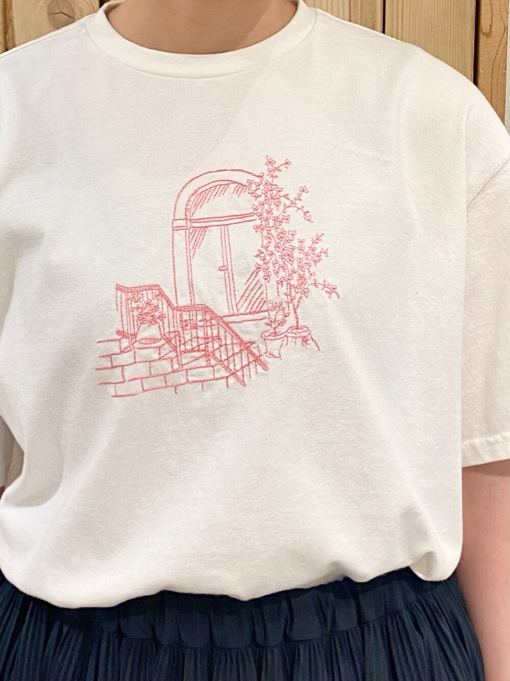 「リラックススタイル、オトナカジュアル、ラクチンコーデ、Tシャツ、トートバッグ、刺繍、プリーツスカート、スカート」｜「chambre de charmeのcdc 30/2 度詰天竺 おさんぽTシャツ（Tシャツ/カットソー、ホワイト系）」を使った、Malle chambre de charmeさん（レディース・160cm）の夏コーディネートの2枚目の写真