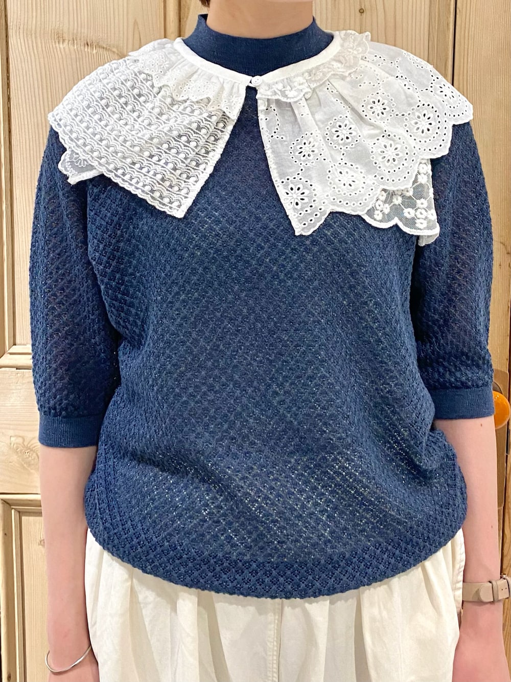 ブルー系のニット/セーター、ホワイト系のその他パンツ、ホワイト系の付け襟を着用したレディースの夏コーディネートの2枚目の写真