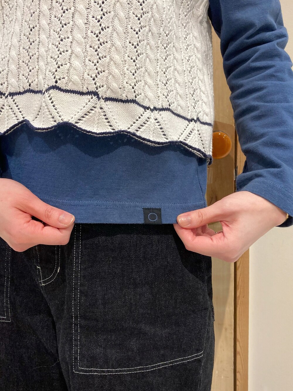 ブルー系のTシャツ/カットソー、ホワイト系のベスト、ブルー系のデニムパンツを着用したレディースの冬コーディネートの3枚目の写真