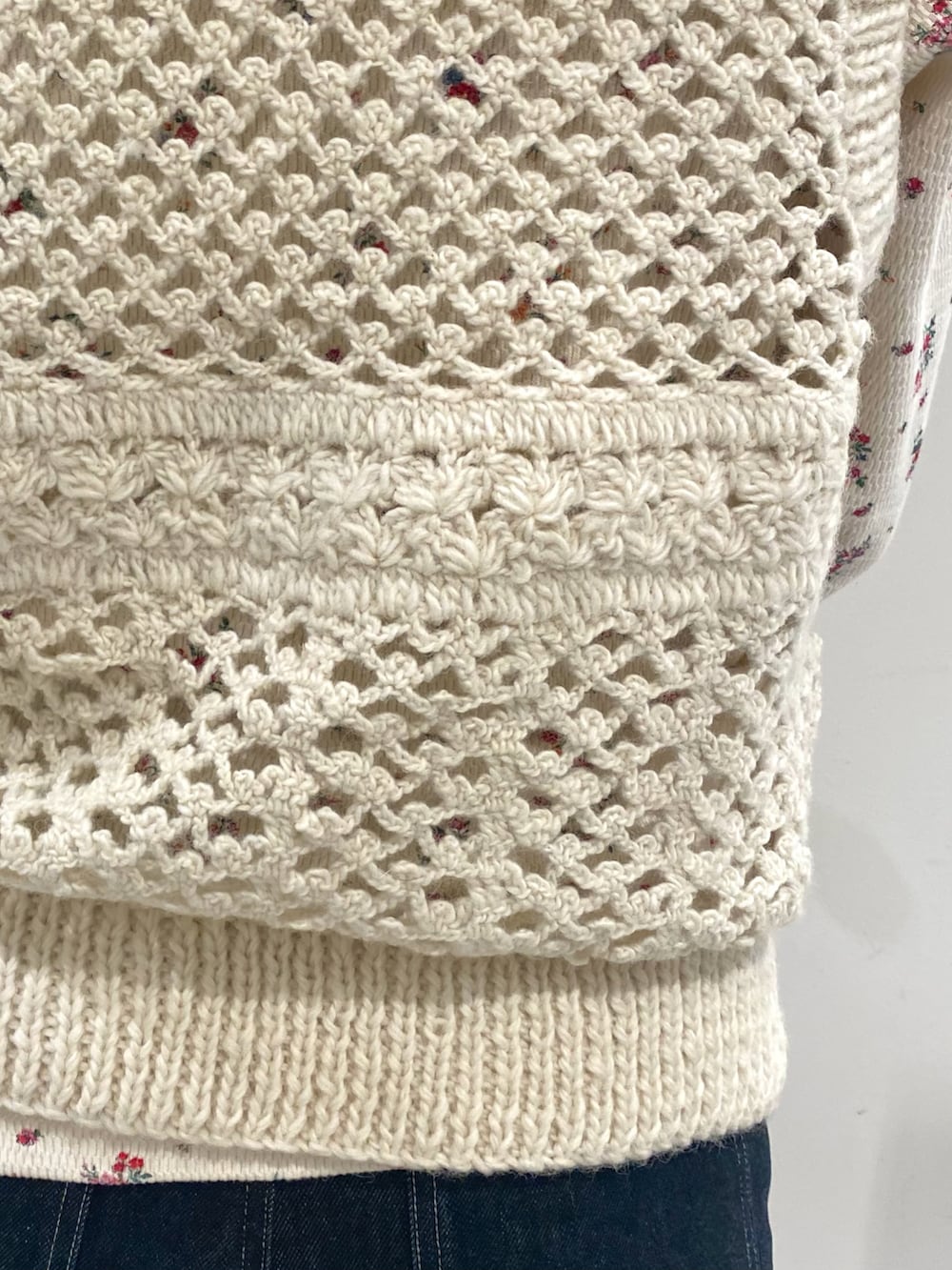 ピンク系のTシャツ/カットソー、ホワイト系のベスト、ブルー系のデニムパンツを着用したレディースの秋コーディネートの4枚目の写真