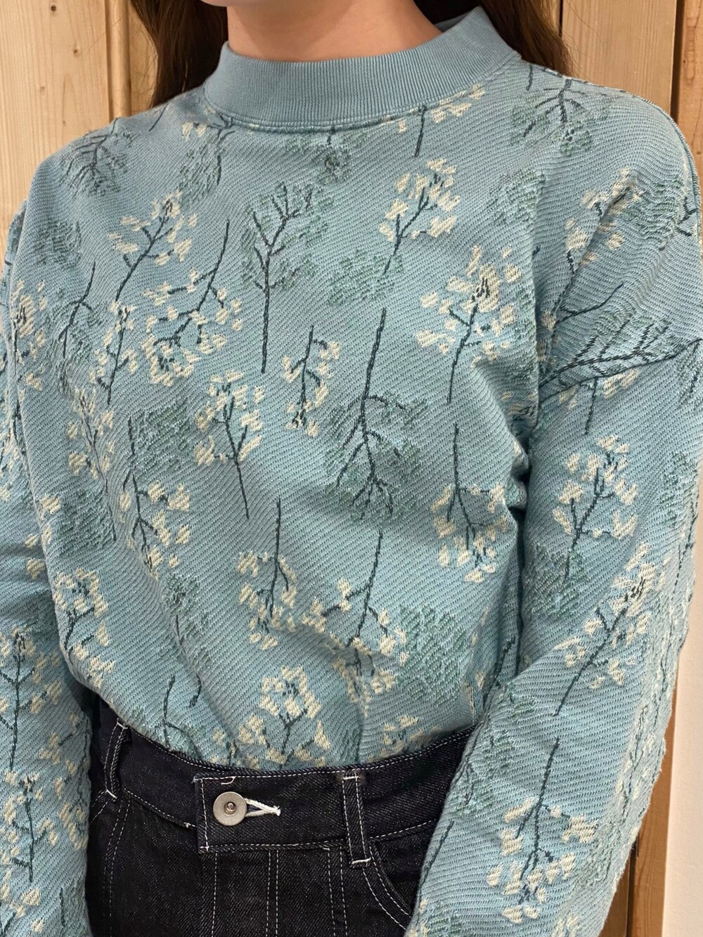 ブルー系のTシャツ/カットソー、ブラック系のデニムパンツ、ホワイト系のハンドバッグを着用したレディースの冬コーディネートの2枚目の写真