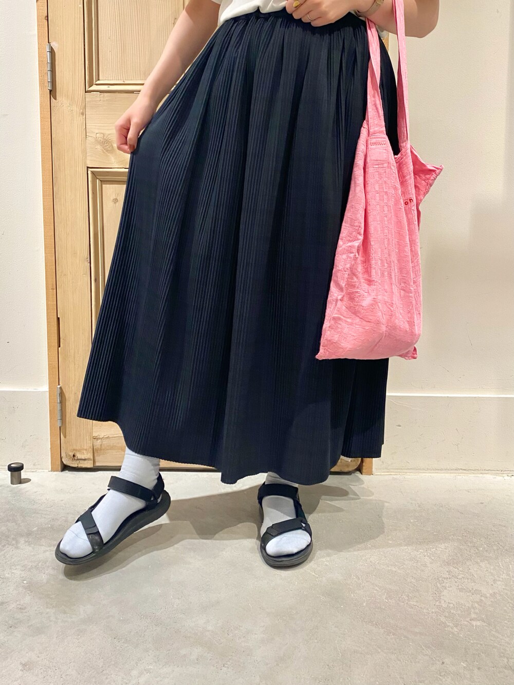 「リラックススタイル、オトナカジュアル、ラクチンコーデ、Tシャツ、トートバッグ、刺繍、プリーツスカート、スカート」｜「chambre de charmeのcdc 30/2 度詰天竺 おさんぽTシャツ（Tシャツ/カットソー、ホワイト系）」を使った、Malle chambre de charmeさん（レディース・160cm）の夏コーディネートの3枚目の写真