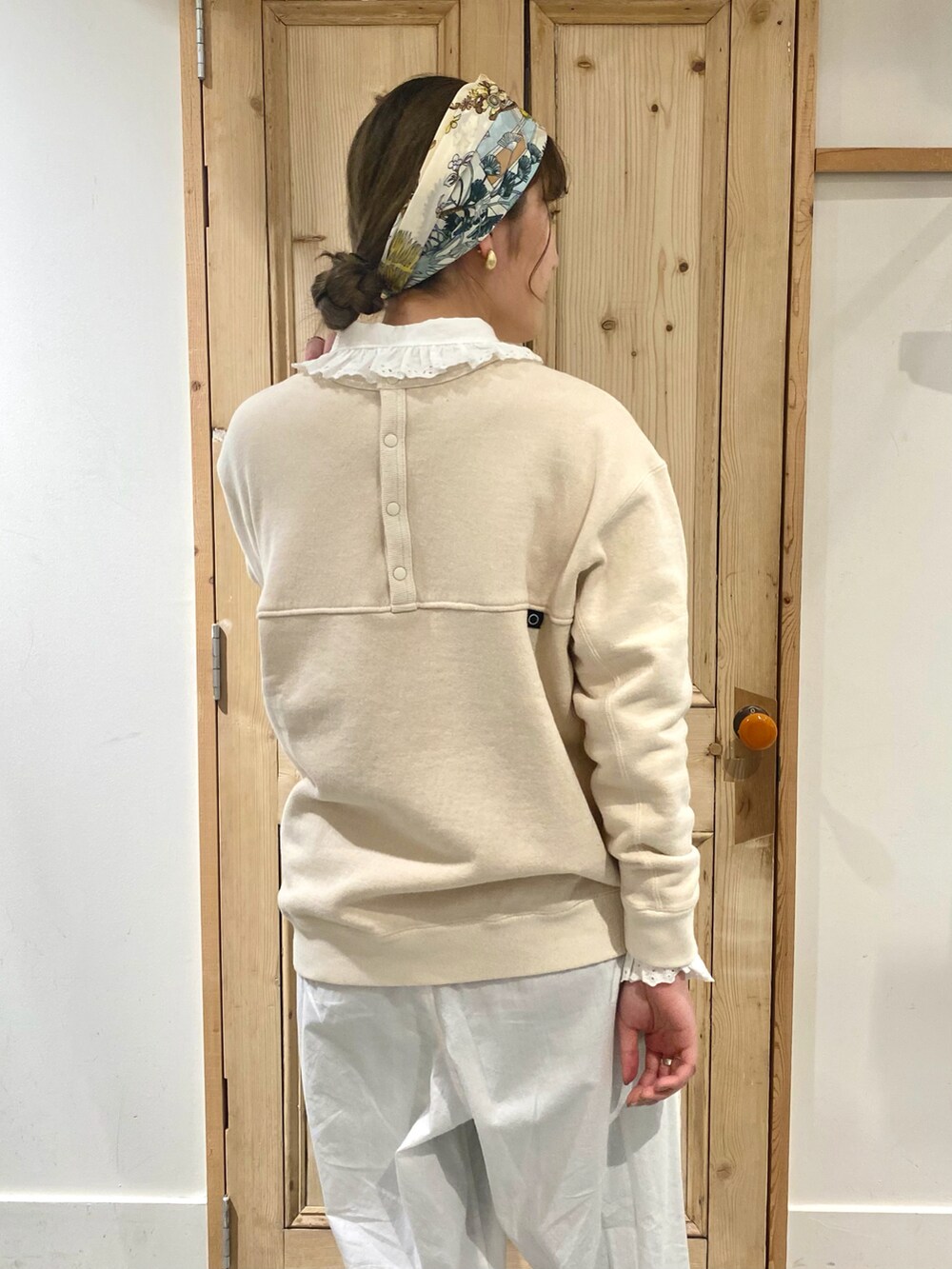 「大人カジュアル、春カラー、春服、トレーナー、オールインワン、キナリ、スウェット、スカーフ」｜「Malleの△Malle　30/8裏毛トレーナー（スウェット、ホワイト系）」を使った、Malle chambre de charmeさん（レディース・160cm）の冬コーディネートの2枚目の写真