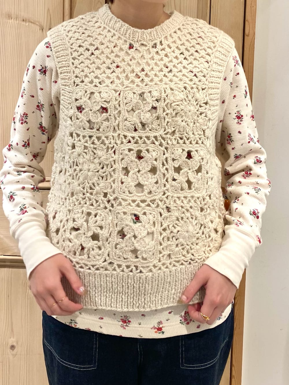 ピンク系のTシャツ/カットソー、ホワイト系のベスト、ブルー系のデニムパンツを着用したレディースの秋コーディネートの2枚目の写真