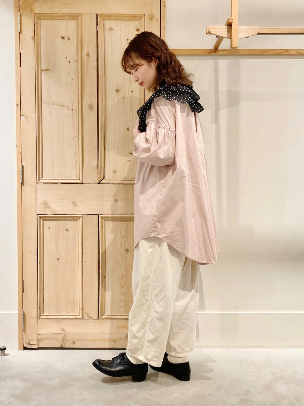 「春服、大人ガーリー、春色、ピンクコーデ、ドット、つけ襟、フリル」｜「Malleのmalle コットン/ドット プリント 大きな付け衿（付け襟、ブラック系）」を使った、Malle chambre de charmeさん（レディース・162cm）の春コーディネートの2枚目の写真