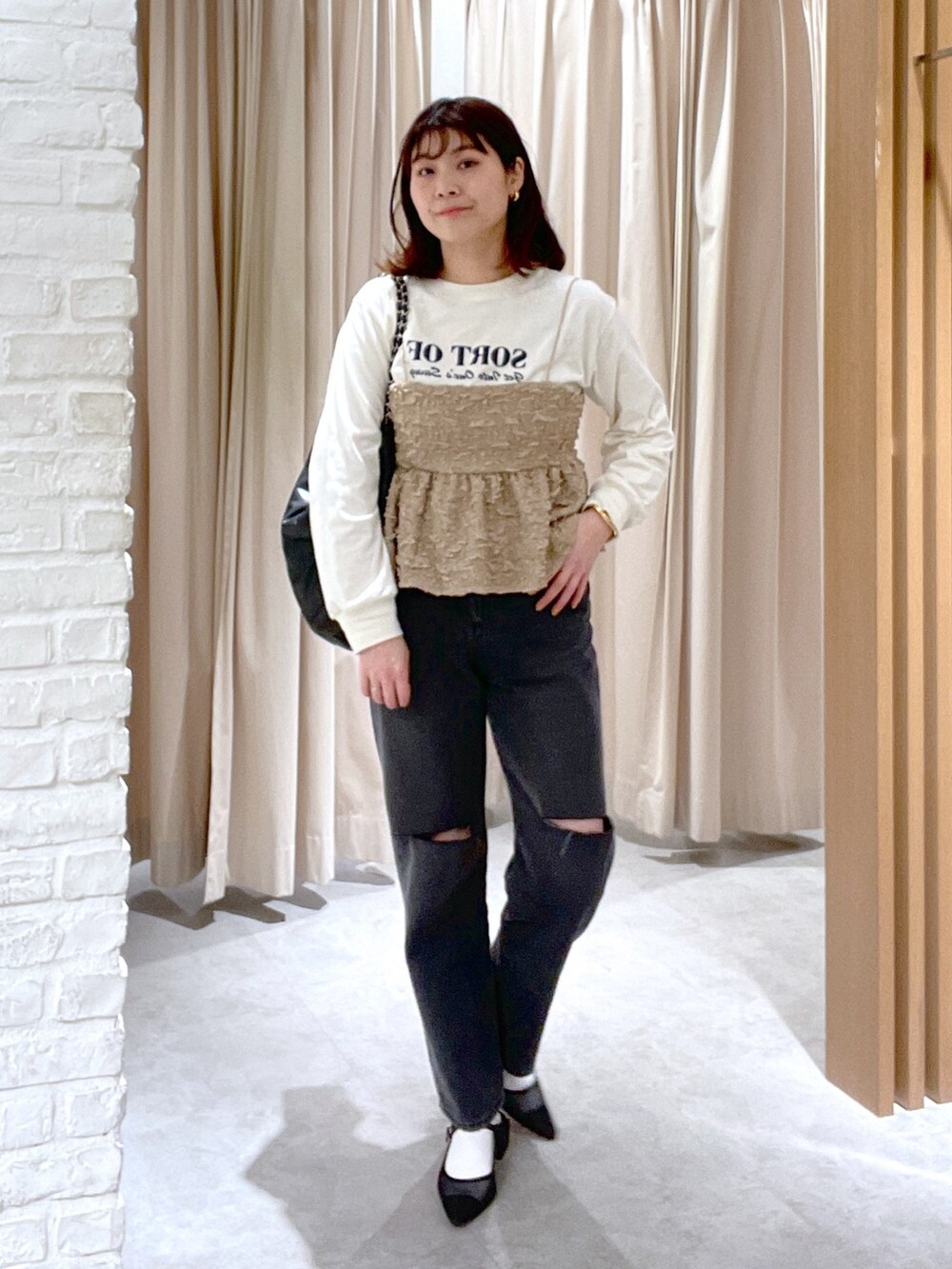 ベージュ系のTシャツ/カットソー、ベージュ系のシャツ/ブラウス、ブラック系のデニムパンツを着用したレディースの春コーディネートの2枚目の写真