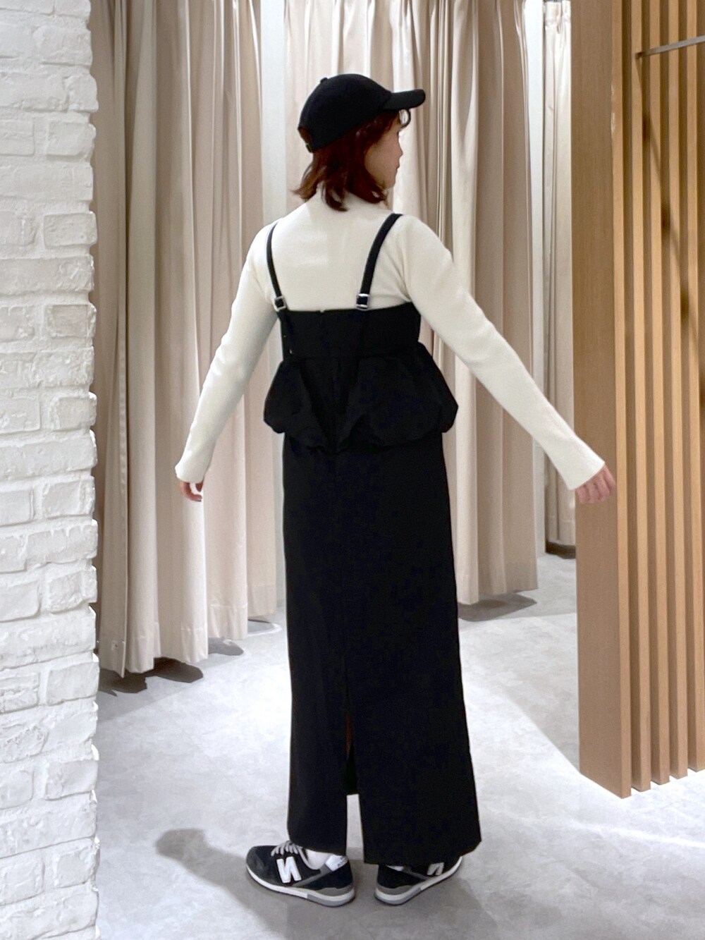 ホワイト系のニット/セーター、ブラック系のワンピース、ブラック系のショルダーバッグを着用したレディースの冬コーディネートの5枚目の写真