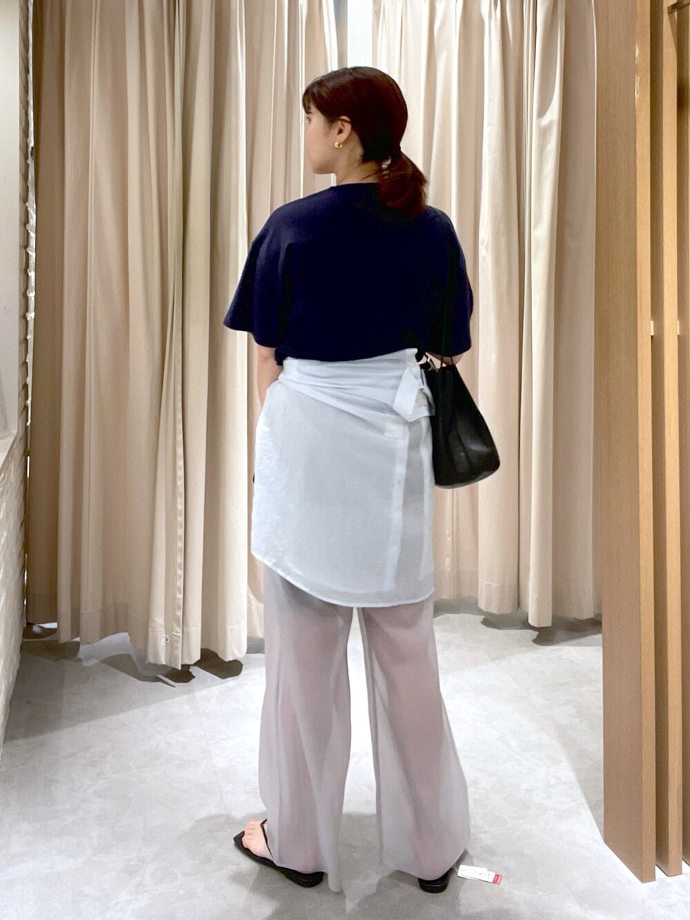 ブルー系のTシャツ/カットソー、ブルー系のシャツ/ブラウス、ブラック系のショルダーバッグを着用したレディースの夏コーディネートの3枚目の写真