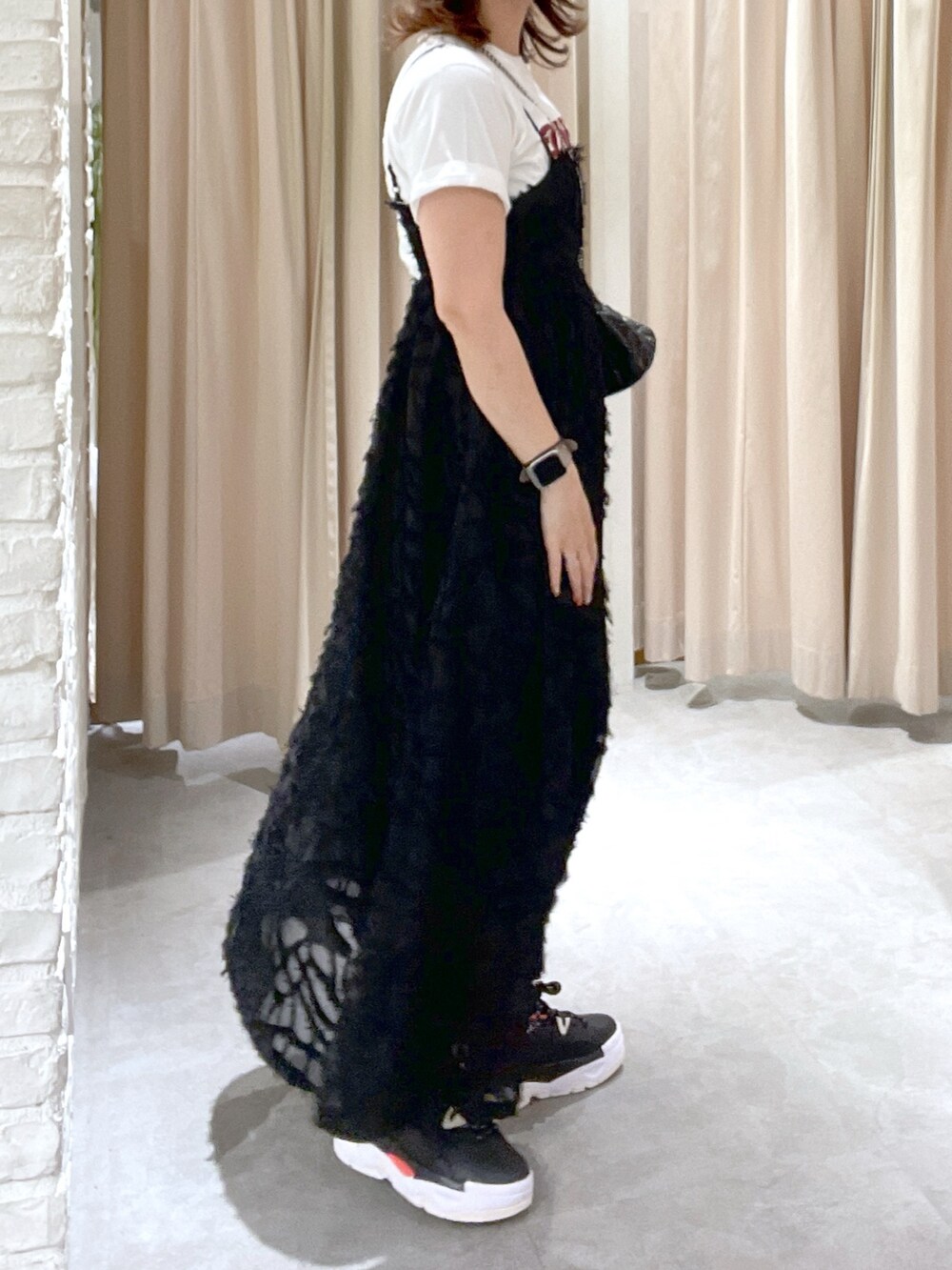 ホワイト系のTシャツ/カットソー、ブラック系のワンピース、ブルー系のキャップを着用したレディースの夏コーディネートの4枚目の写真